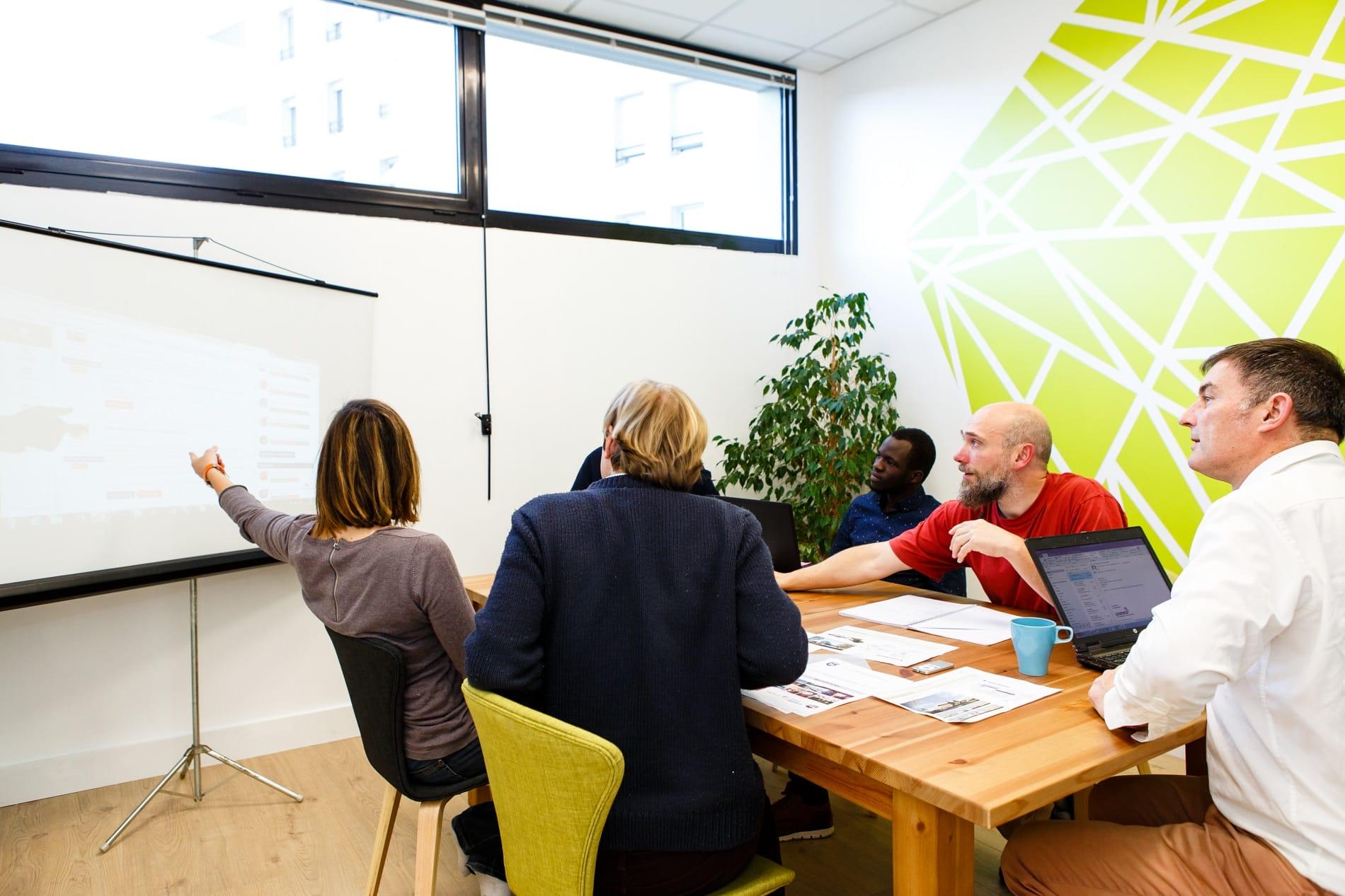 Salle de réunion équipée vidéoprojecteur et écran sur pied Villeurbanne - Meeting room equipped with a projector and a screen on a stand, Villeurbanne