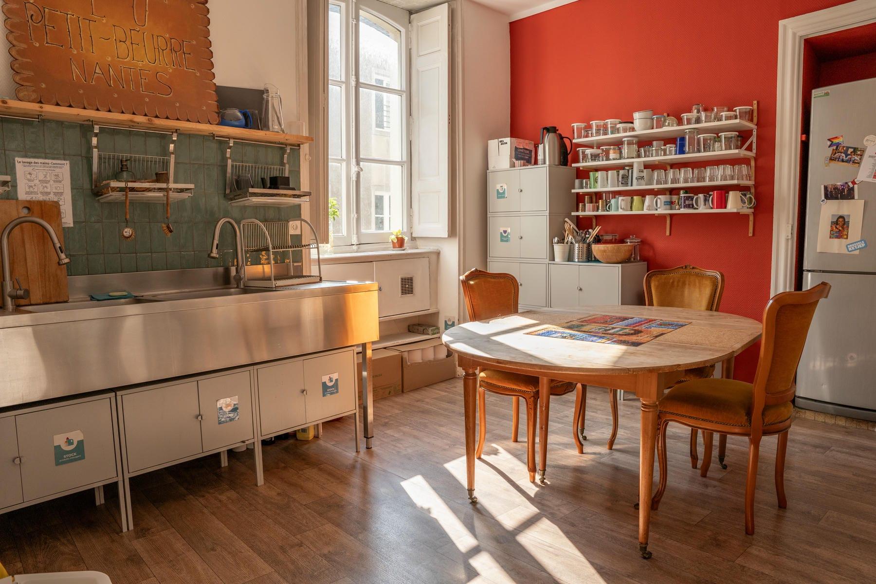 Location de grand espace à Nantes à la journée et le weekend vue cuisine - Large space rental in Nantes by the day and on weekends, kitchen view