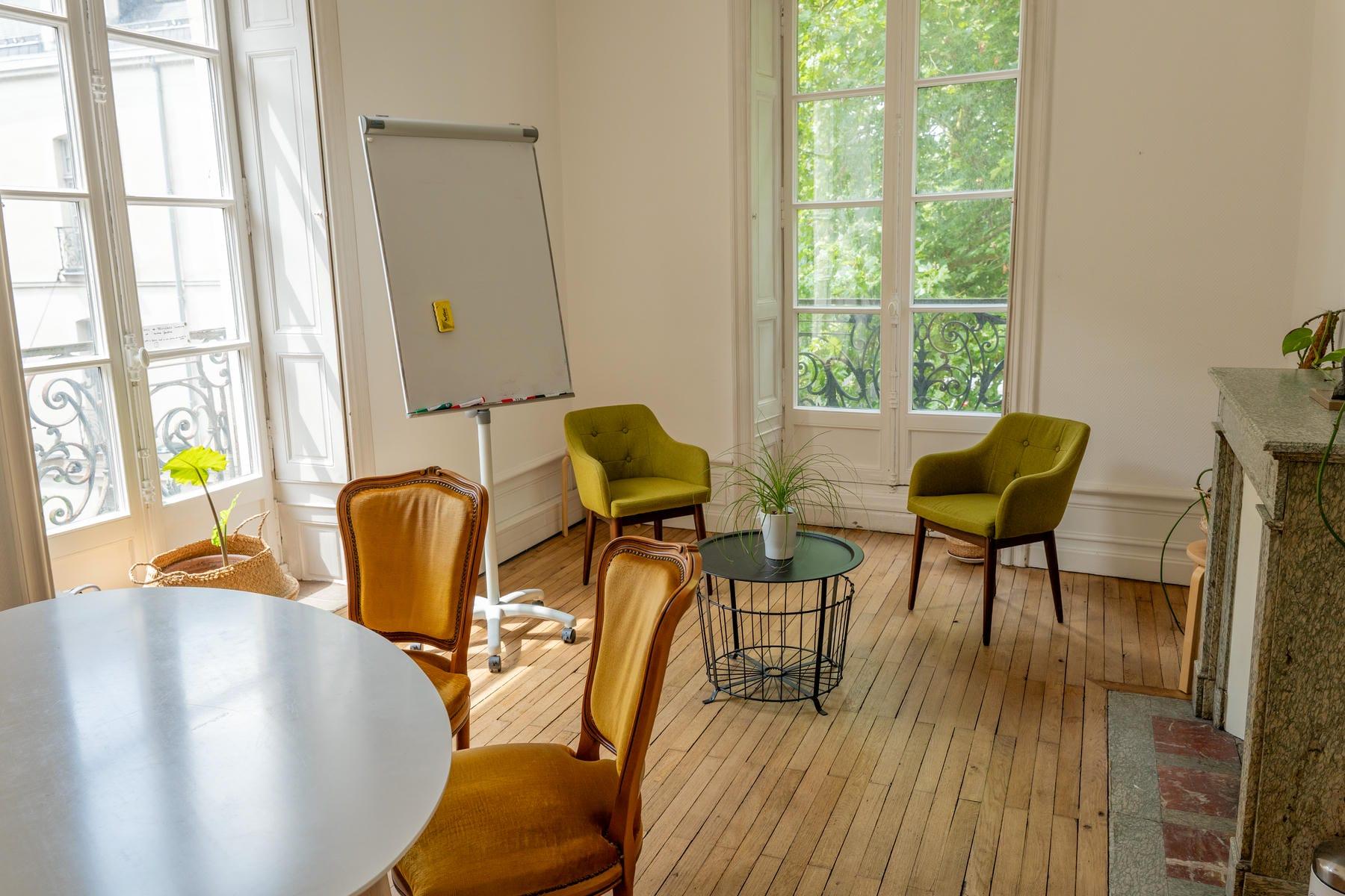 Salle de réunion 4 personnes Nantes centre - Meeting room for 4 people, central Nantes