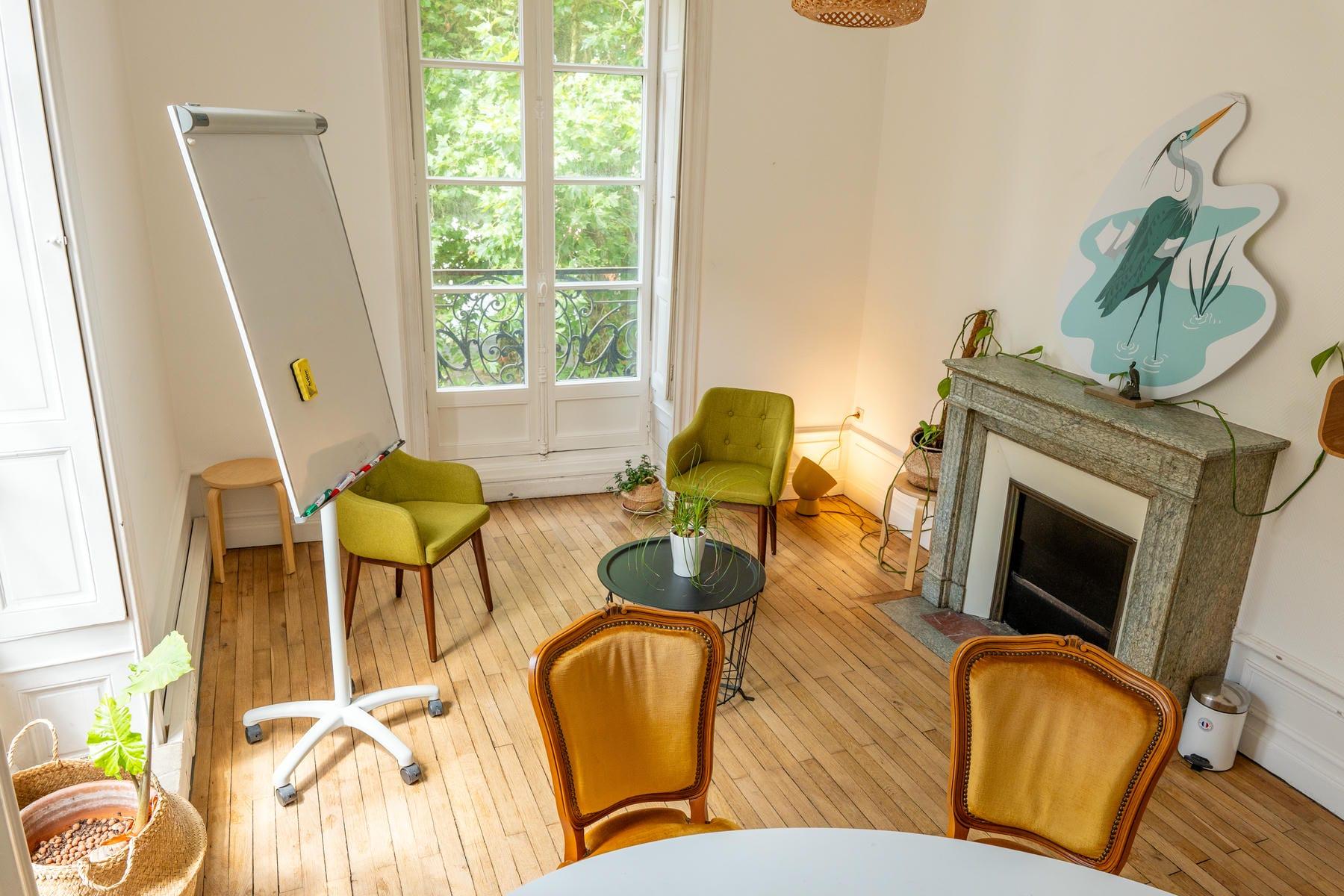 Salle équipée paperboard et vidéoprojecteur centre de Nantes - Room equipped with a flip chart and projector in central Nantes