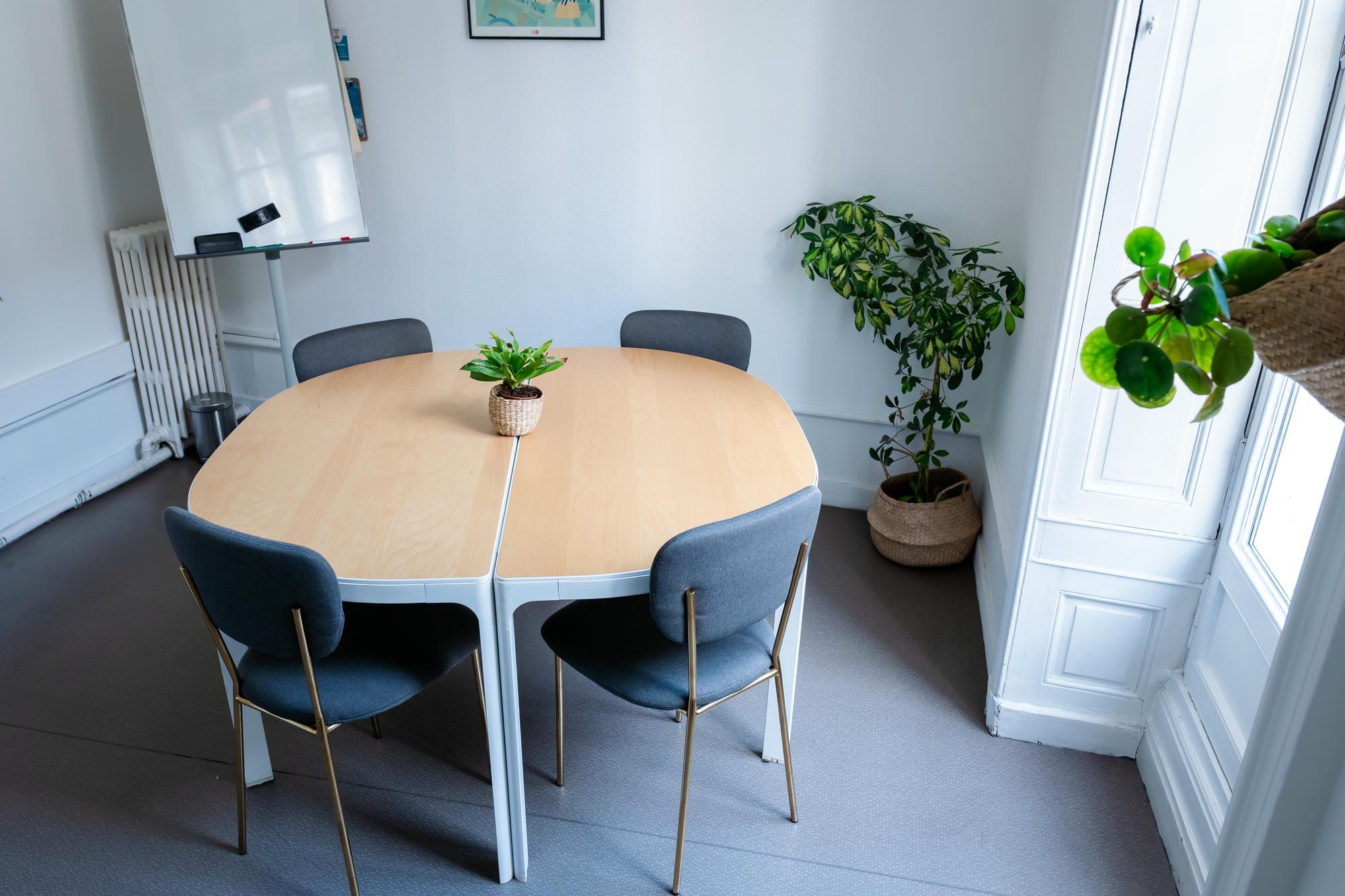 Salle de réunion 5 personnes Nantes centre - Meeting room for 5 people, central Nantes