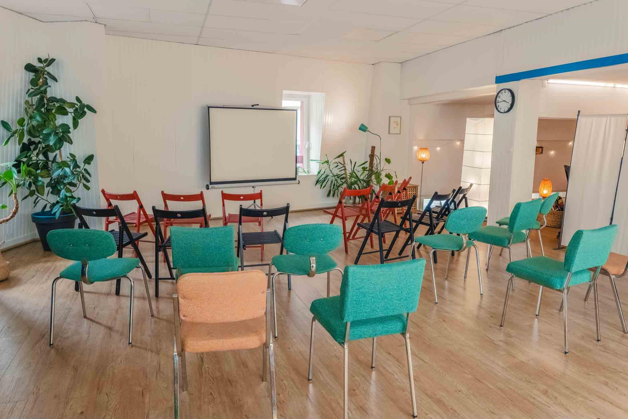 Open space privatisable centre-ville de Rennes en configuration conférence - Private event open space in downtown Rennes, conference-style setup