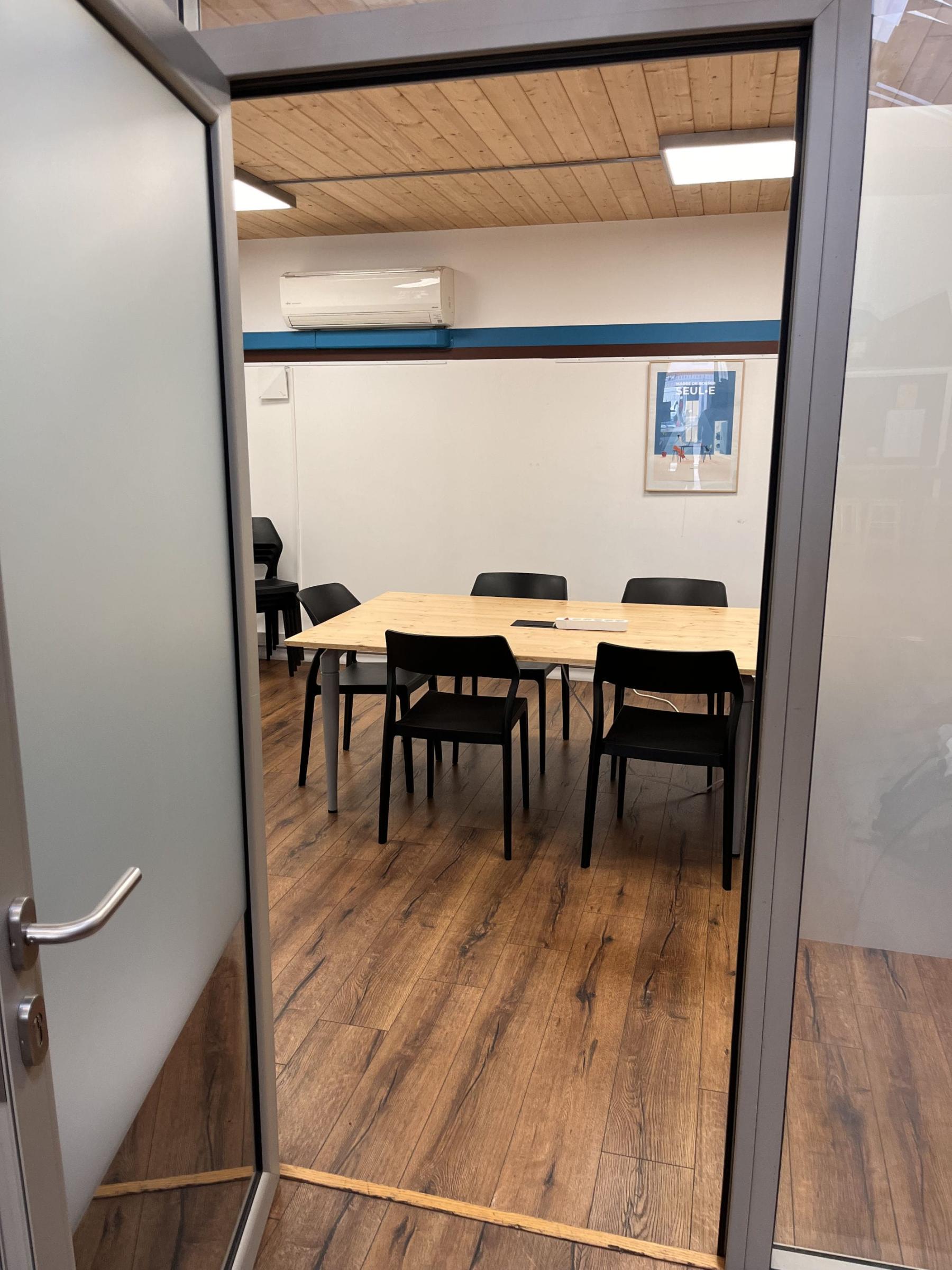 Salle de réunion 10 personnes avec tables modulables Lyon Jean Macé - Meeting room for 10 people with modular tables, Lyon Jean Macé