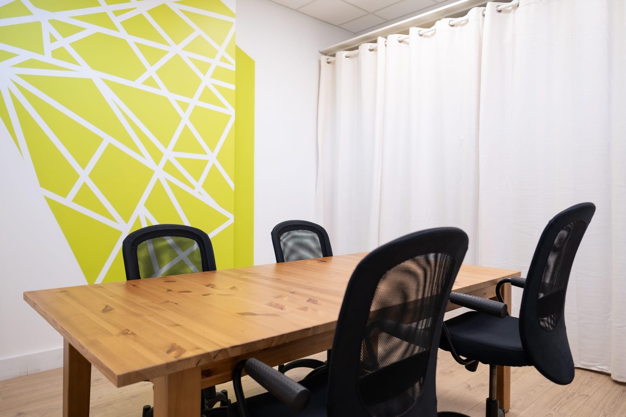 Privatisation espace Villeurbanne République vue salle de réunion 6 personnes - Private event rental, Villeurbanne République, meeting room for 6 people