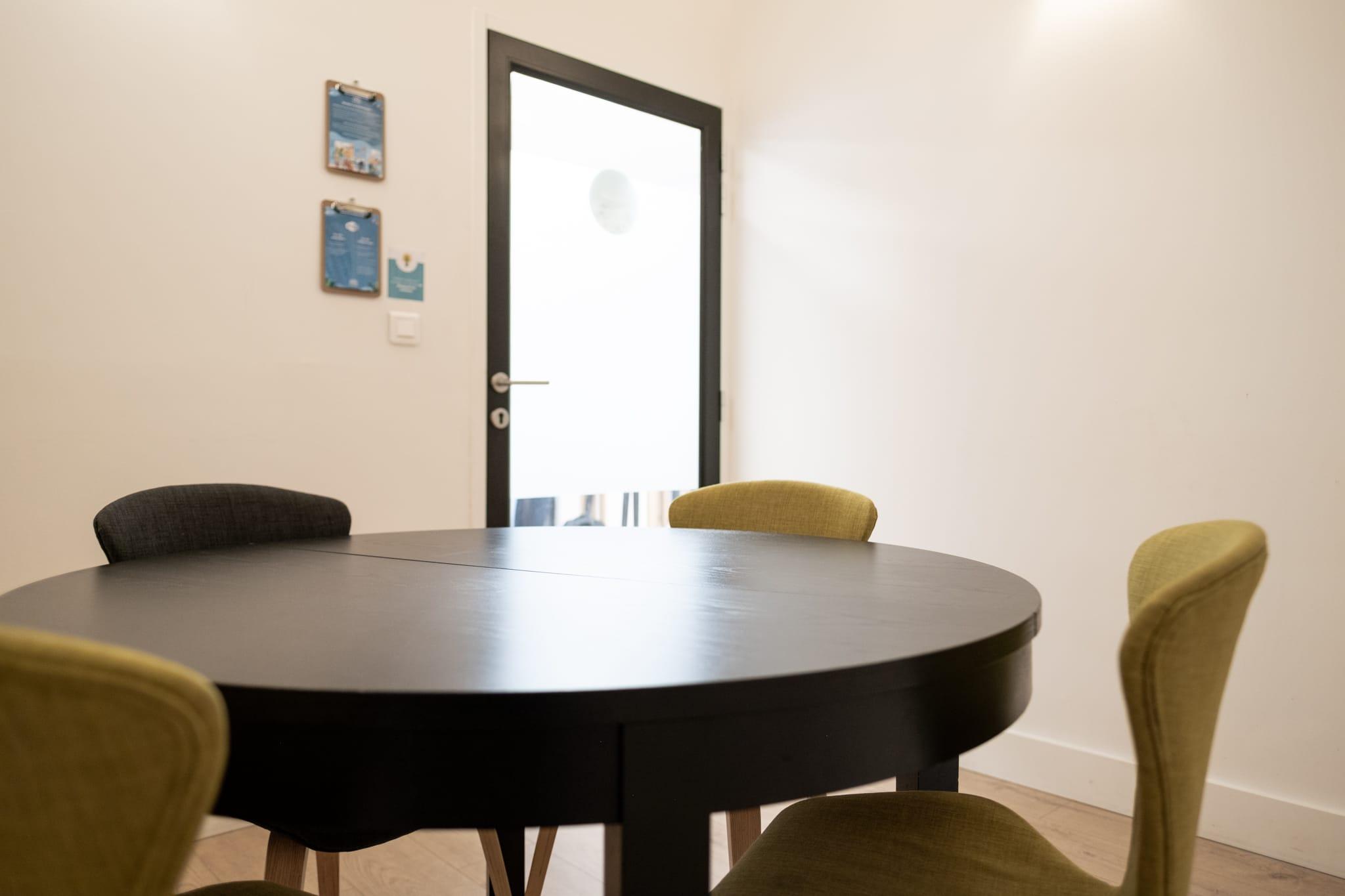 Privatisation espace Villeurbanne République vue salle de réunion 4 personnes - Private event rental, Villeurbanne République, meeting room for 4 people