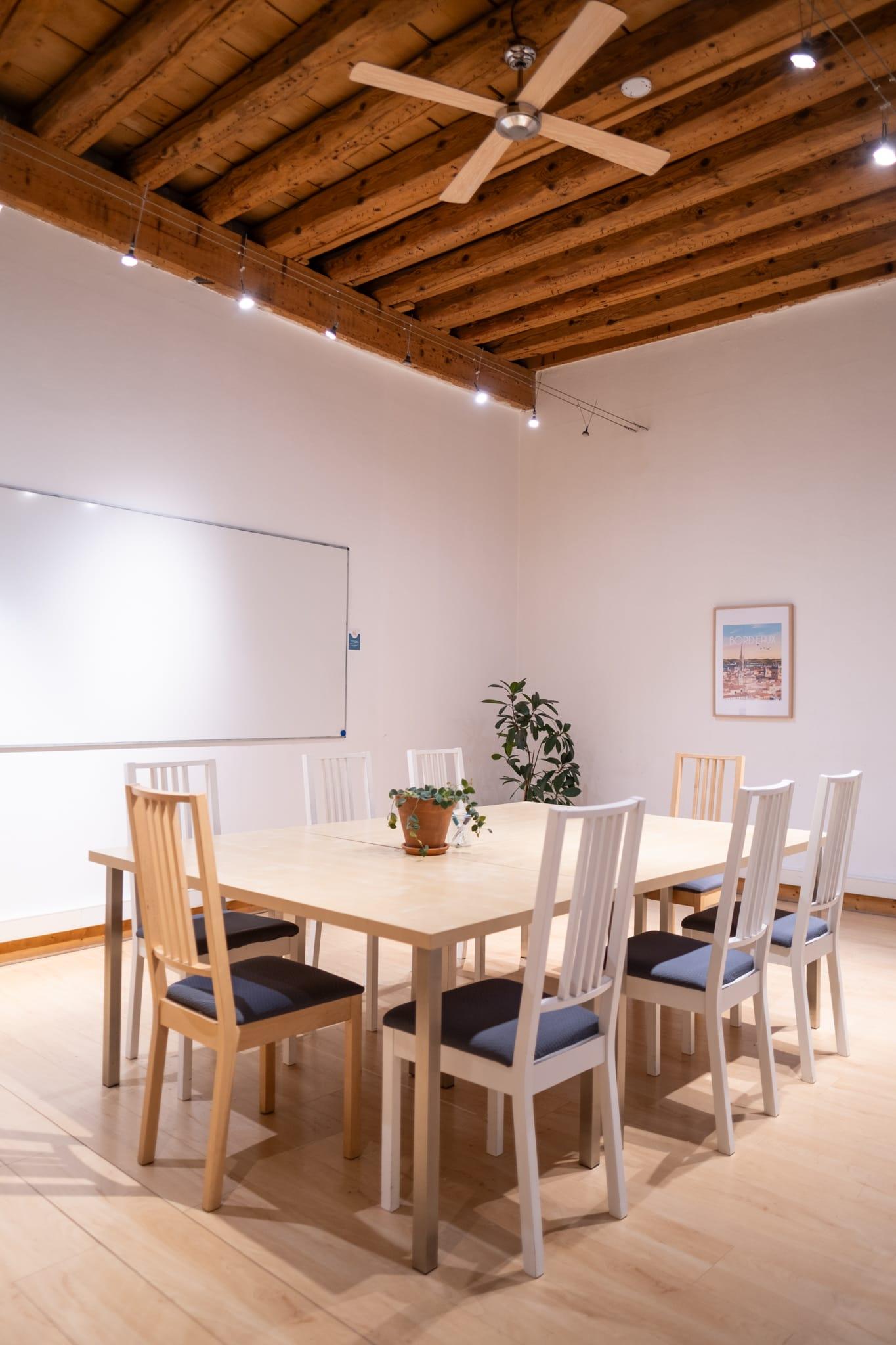 Salle de réunion équipée tableau blanc Lyon 1 presqu'île - Meeting room equipped with a whiteboard, Lyon 1 Presqu'île