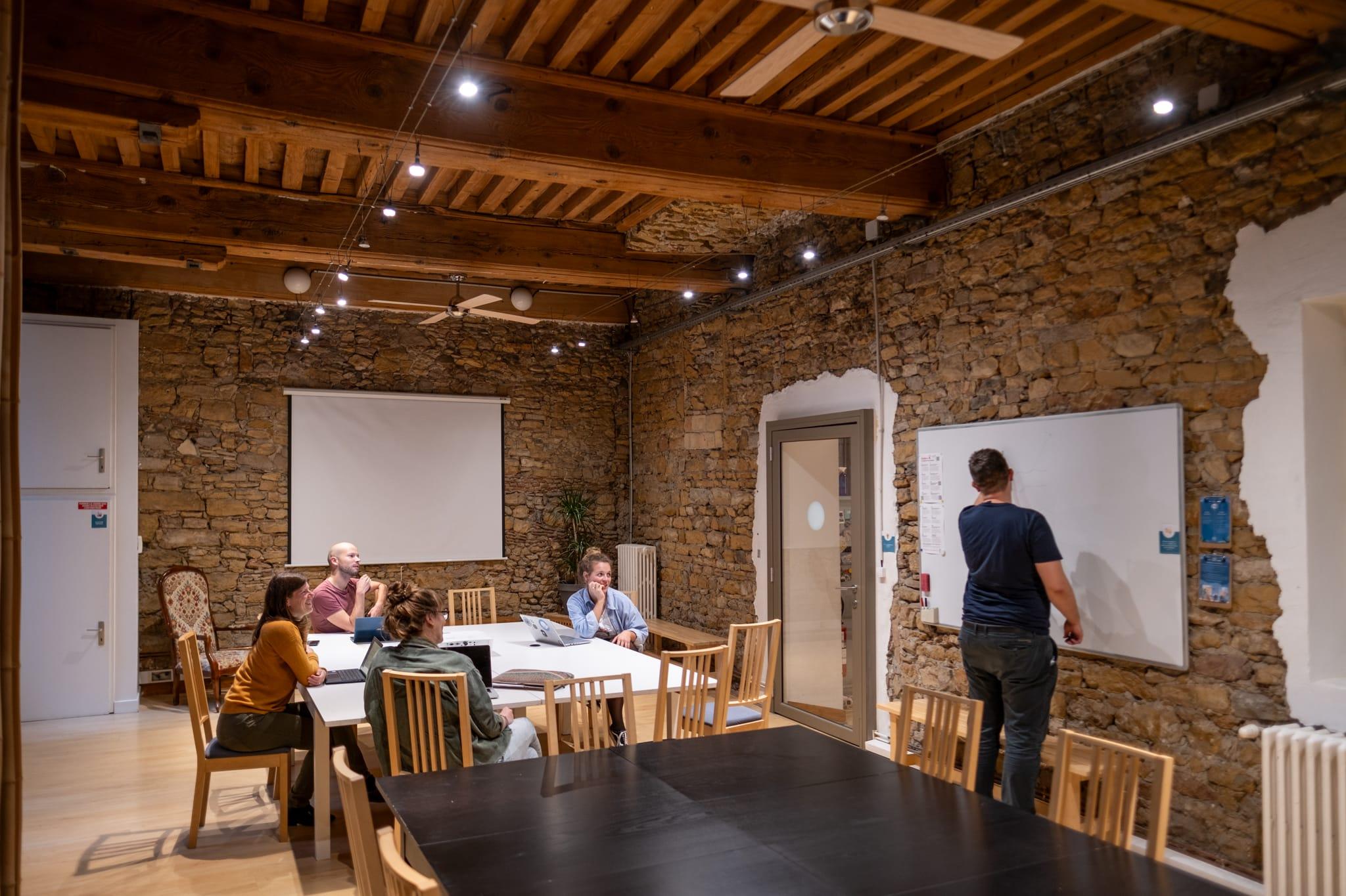 Salle de créativité équipée tableau blanc à Lyon 1 Terreaux Opéra - Creative workshop room with a whiteboard, Lyon 1 Terreaux Opéra