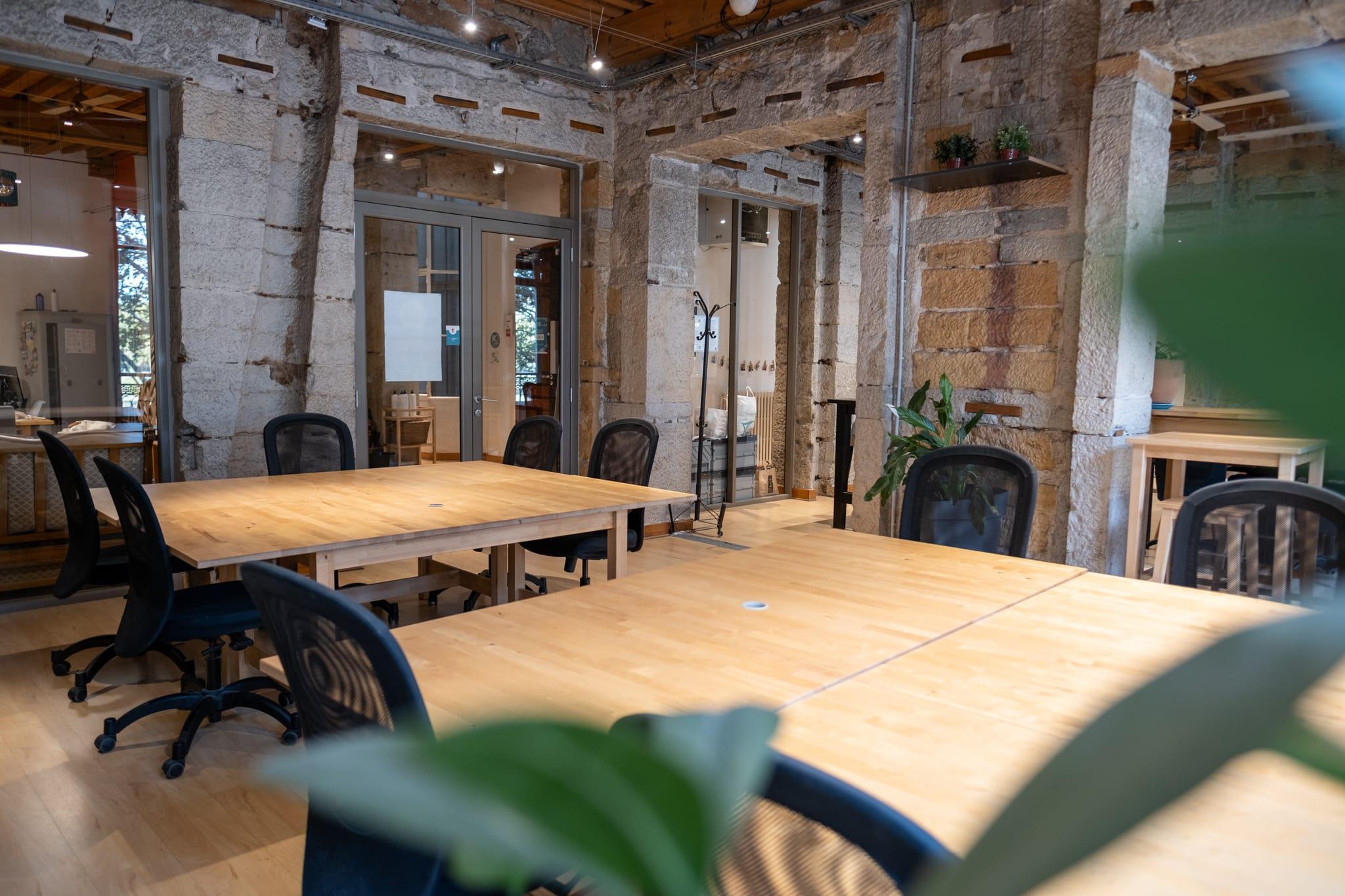Espace privatisable Lyon 1 tables et chaises modulables - Private event space in Lyon 1 with modular tables and chairs