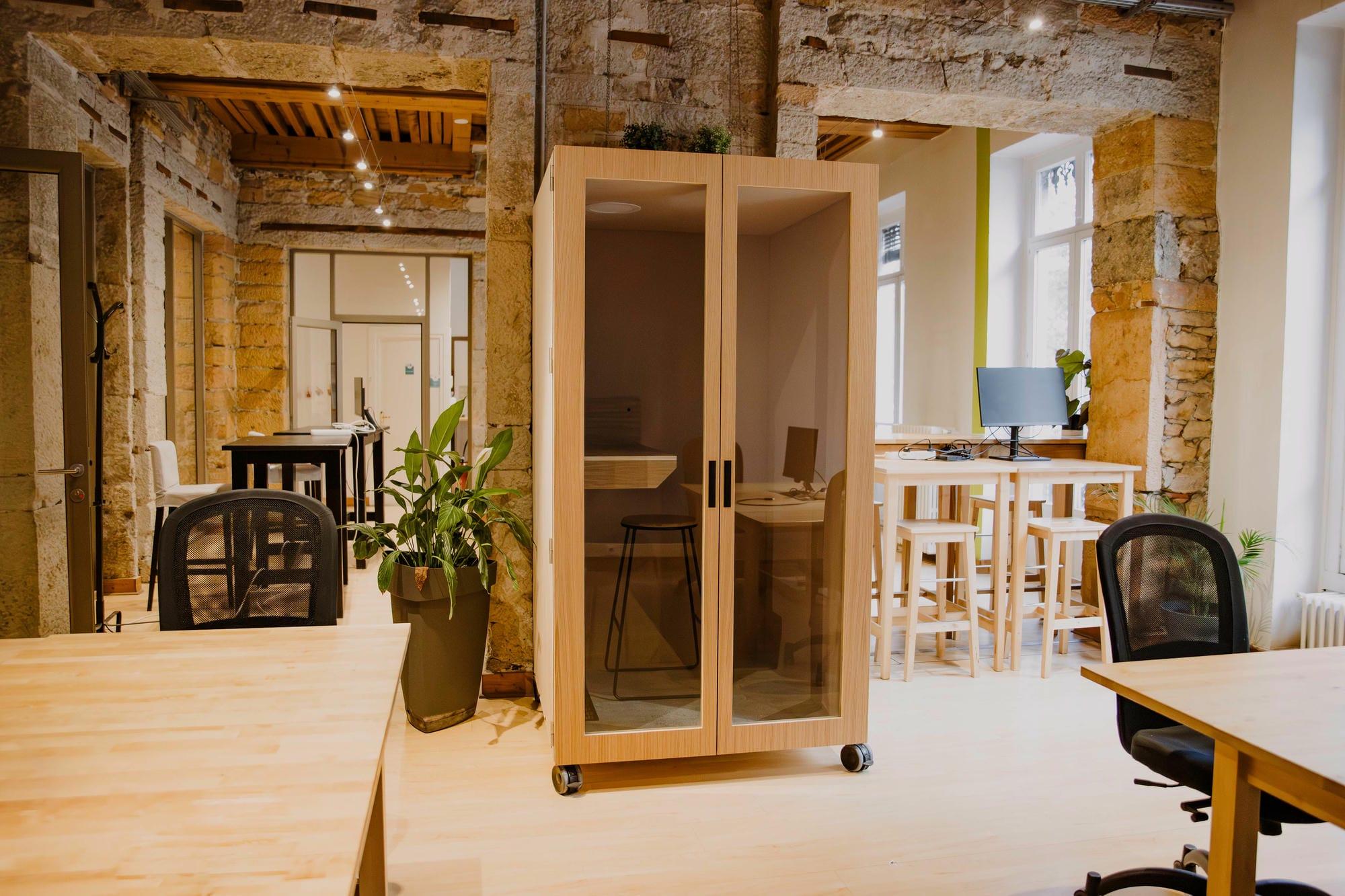 Espace privatisable Lyon Terreaux open space avec cabine téléphonique - Private event space in Lyon Terreaux, open space with a phone booth