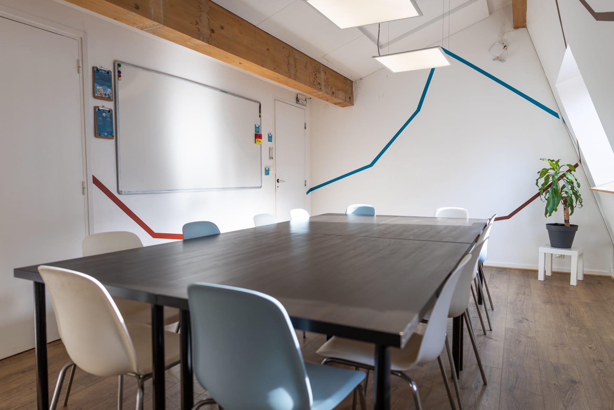 Salle de réunion équipée tableau blanc pour 10 personnes Lyon 9 - Meeting room for 10 people equipped with a whiteboard, Lyon 9