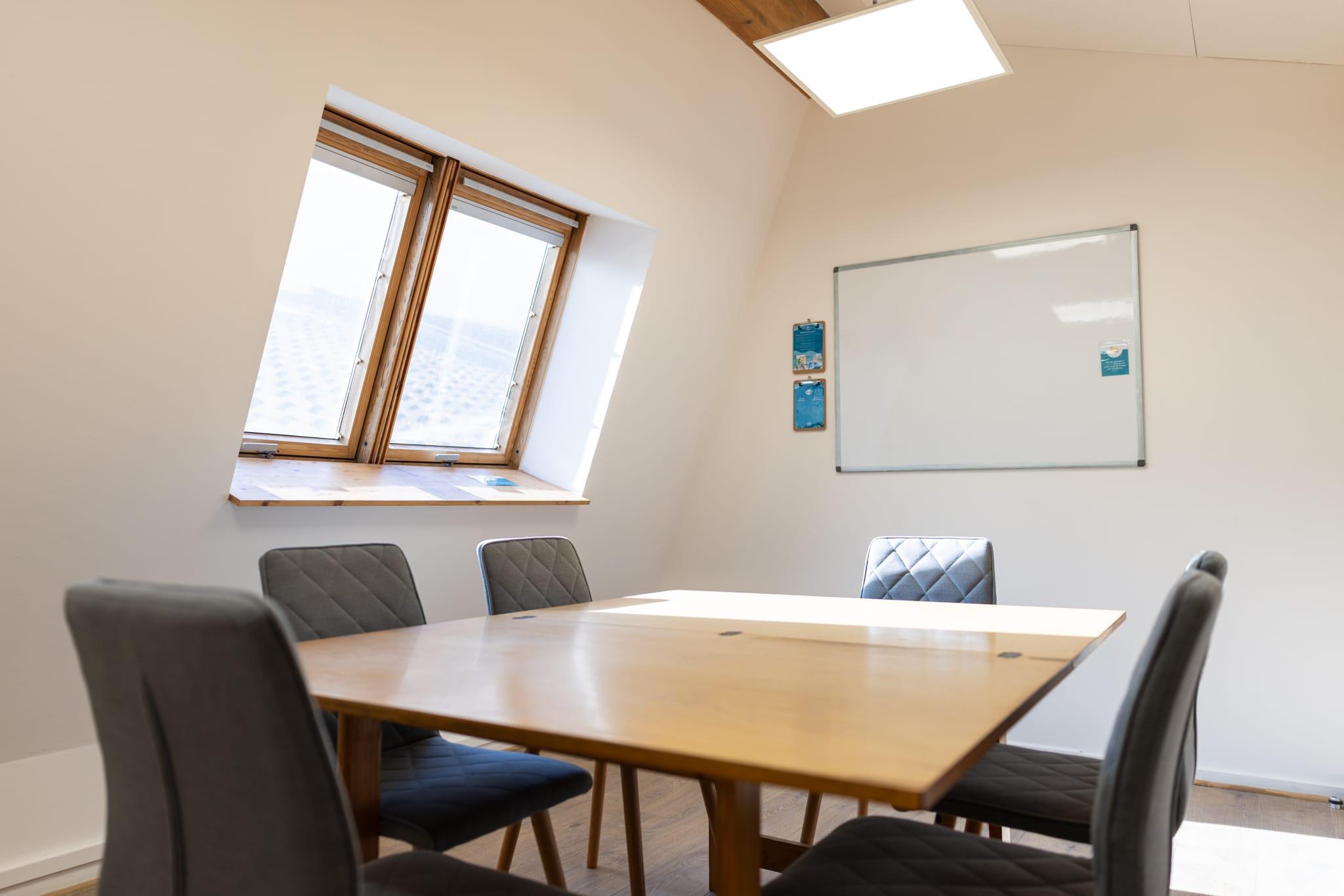 Salle de réunion équipée tableau blanc et vidéoprojecteur Lyon 9 Vaise proche métro - Meeting room equipped with a whiteboard and projector, Lyon 9 Vaise, near the metro