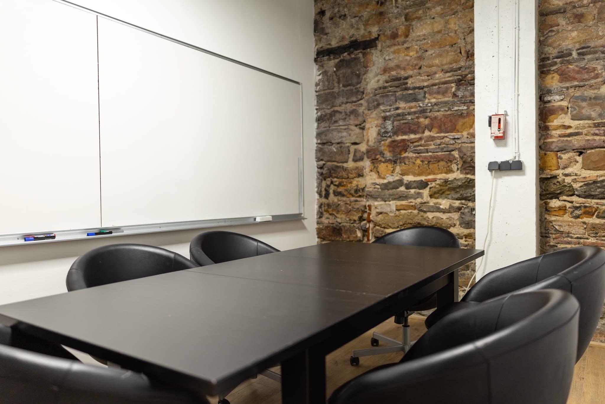 Salle de réunion équipée tableau blanc et vidéoprojecteur Lyon 9 - Meeting room equipped with a whiteboard and projector, Lyon 9