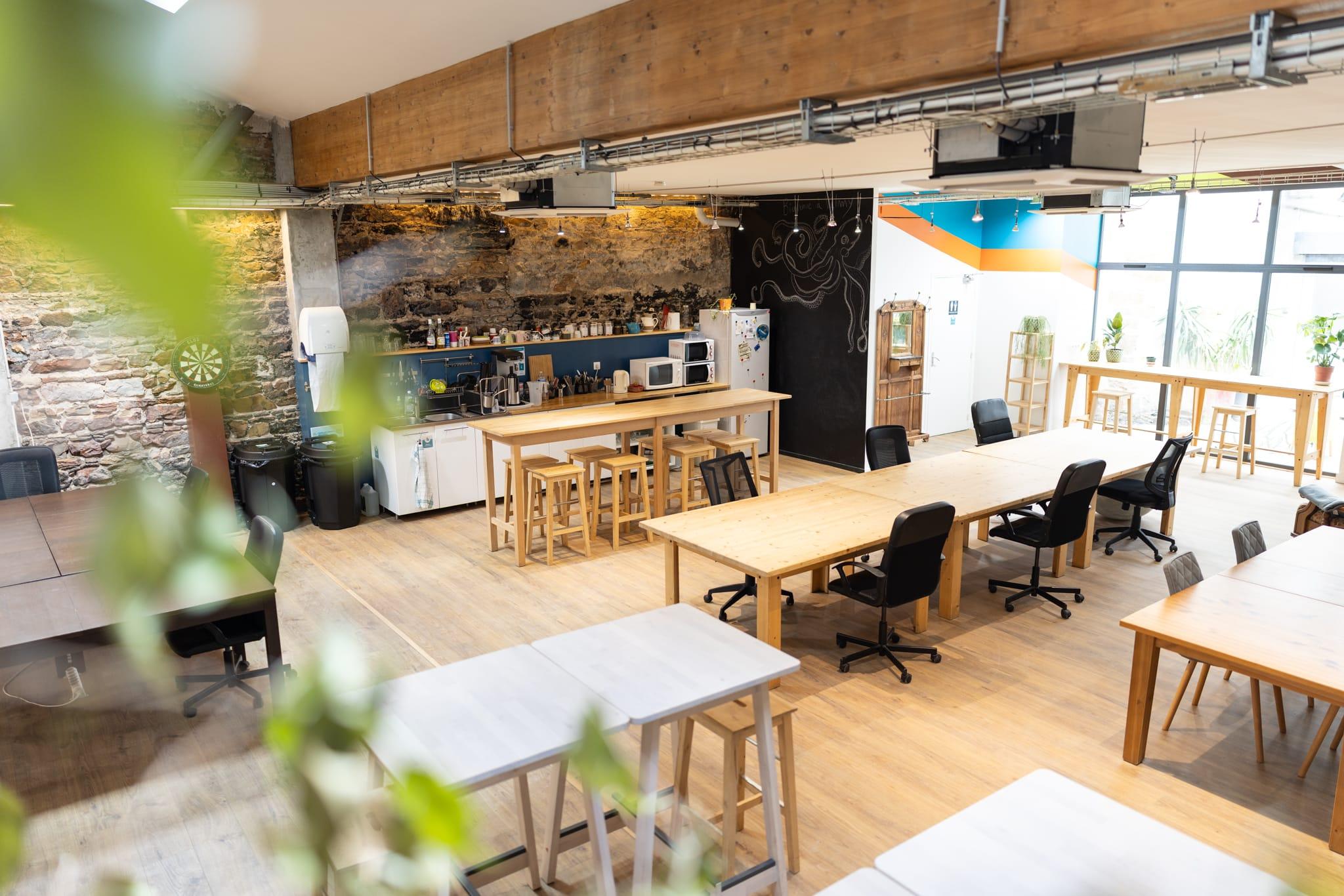 Espace privatisable Lyon 9 Vaise open space tables et chaises modulables - Private event space, Lyon 9 Vaise, open space with modular tables and chairs