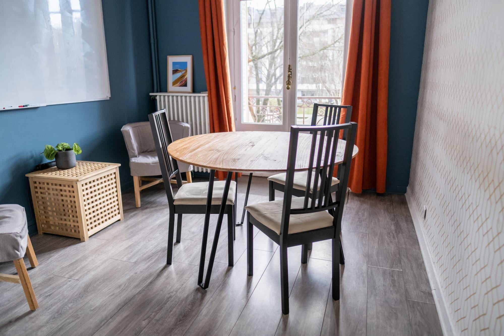Salle de réunion 3 personnes Annecy - Meeting room for 3 people in Annecy