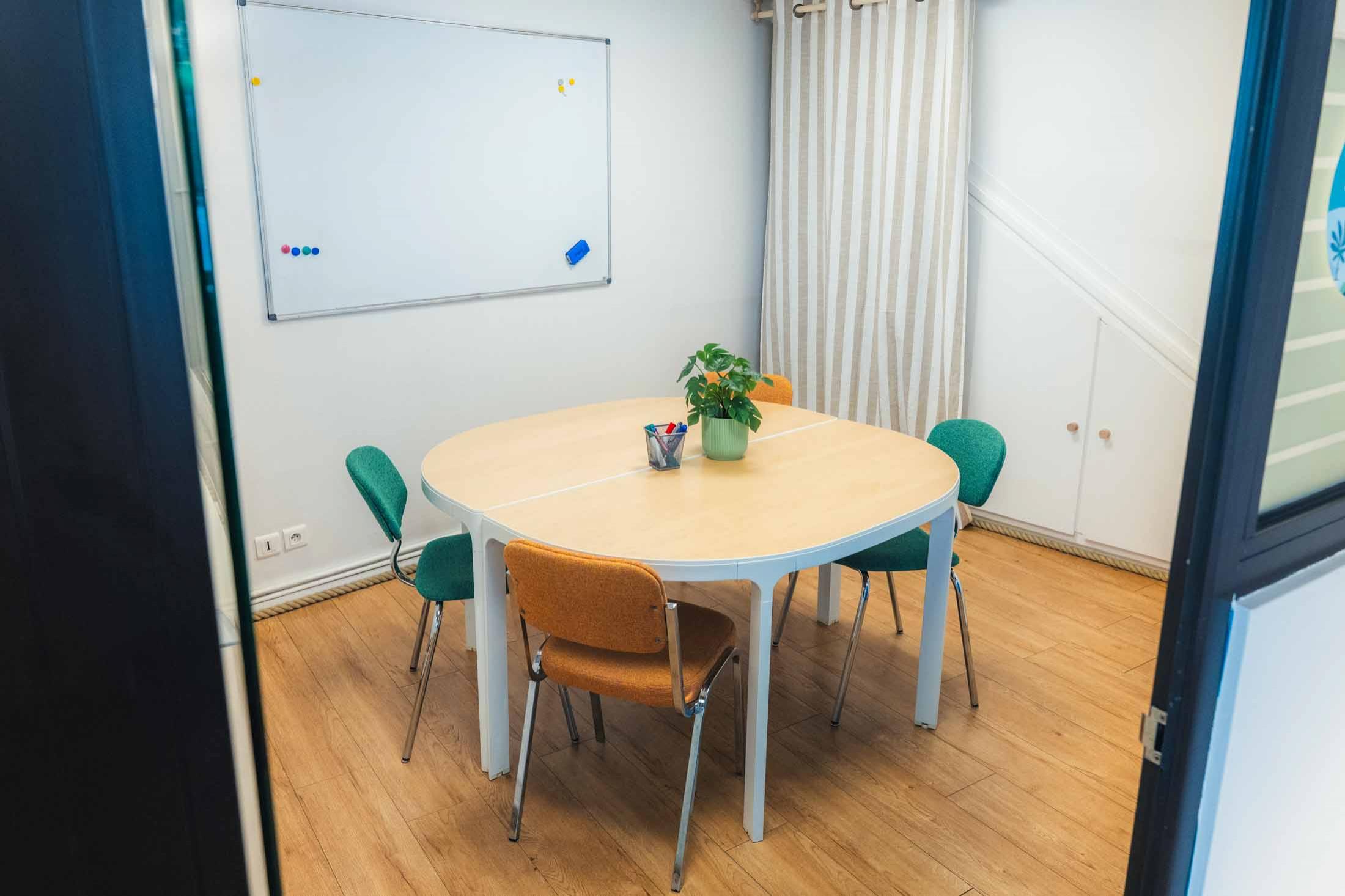 Salle de réunion 4 personnes Rennes - Meeting room for 4 people in Rennes
