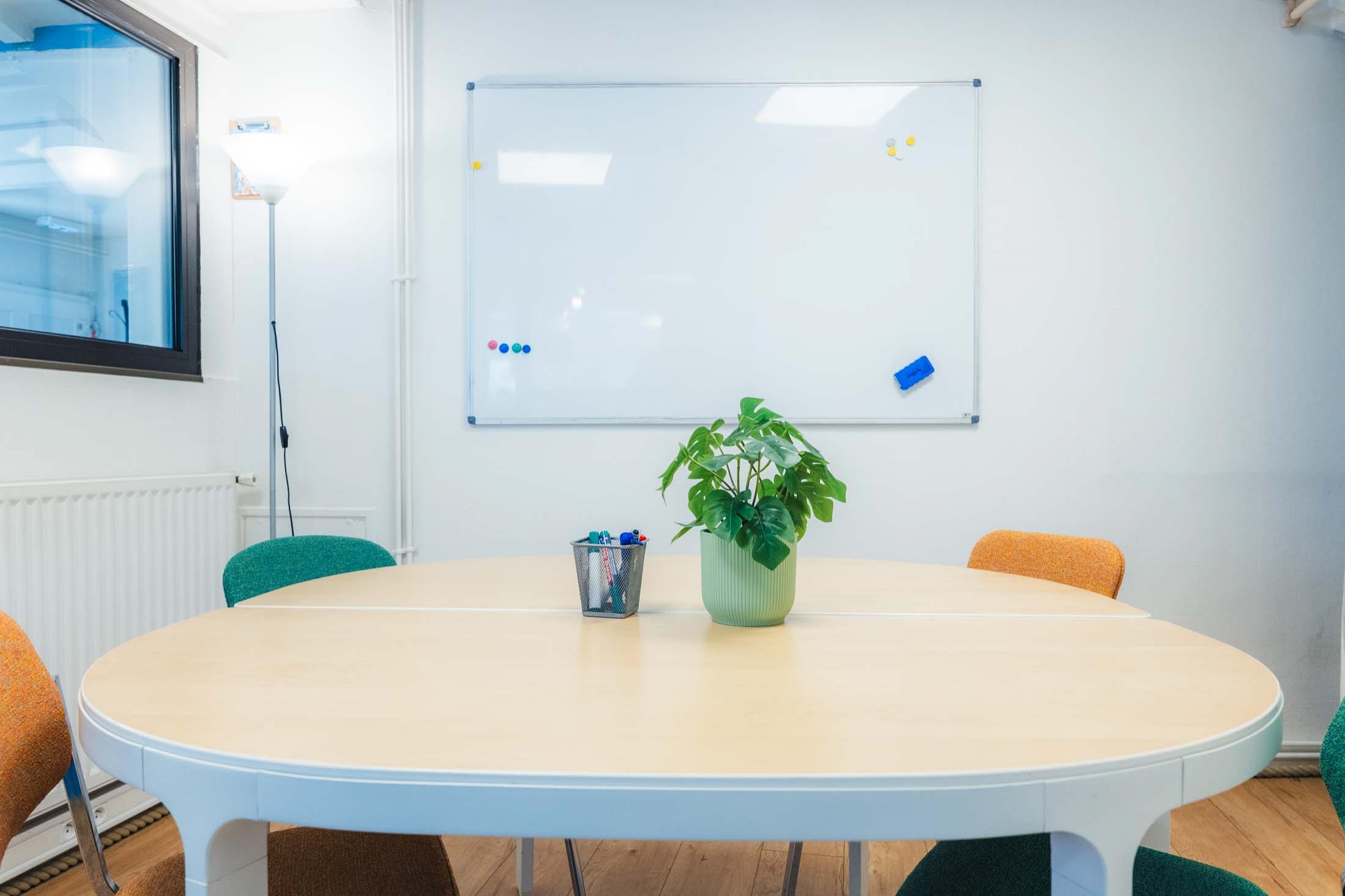 Salle de réunion équipée d'un tableau blanc à Rennes - Meeting room equipped with a whiteboard in Rennes