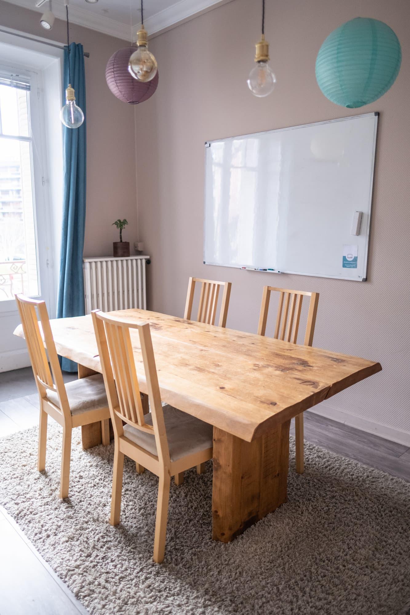 Salle pour réunions d'équipe avec tableau blanc à Annecy - Room for team meetings with a whiteboard in Annecy