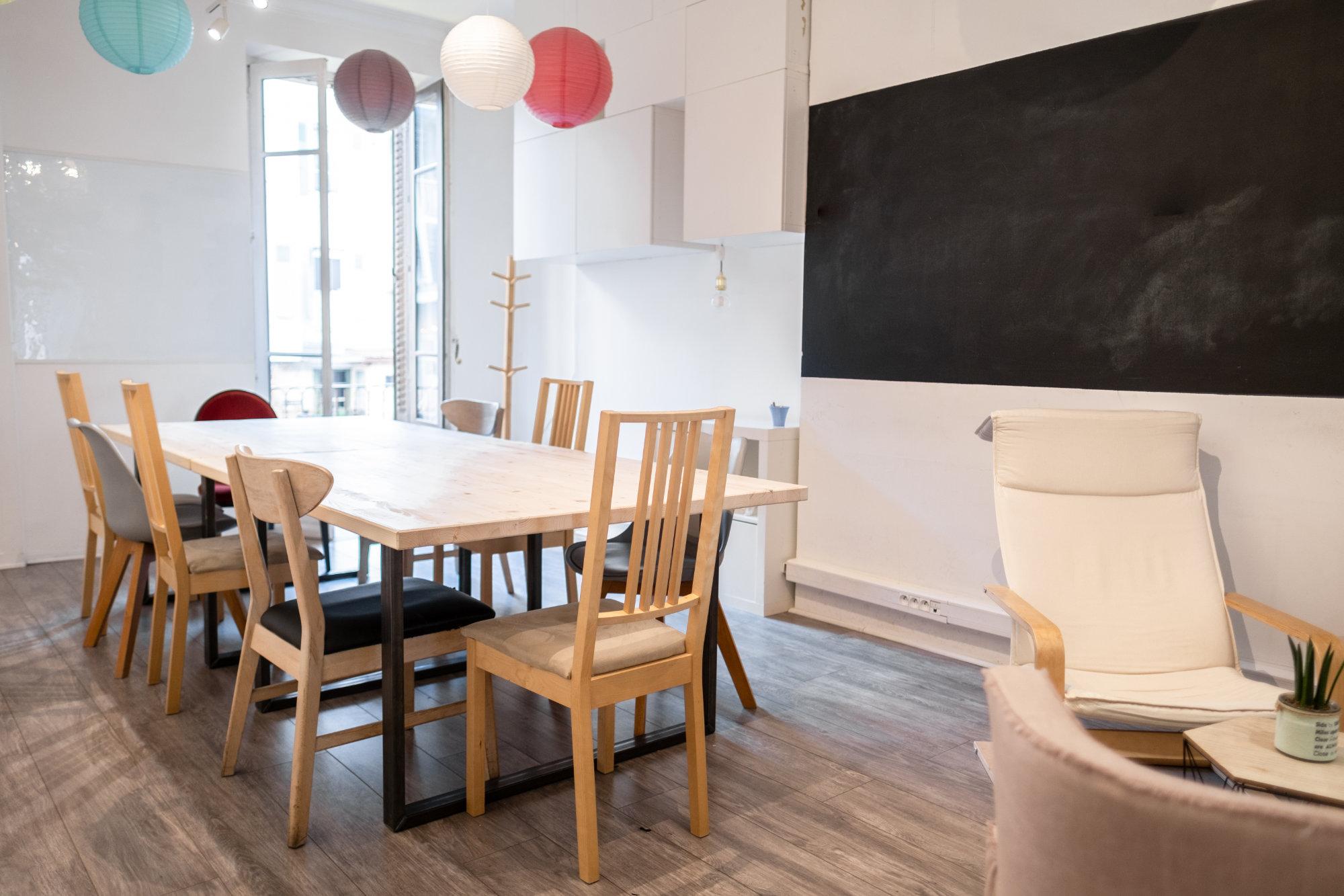 Privatisation open space Annecy tables isolées pour ateliers en groupes - Private event open space in Annecy, separate tables for group workshops
