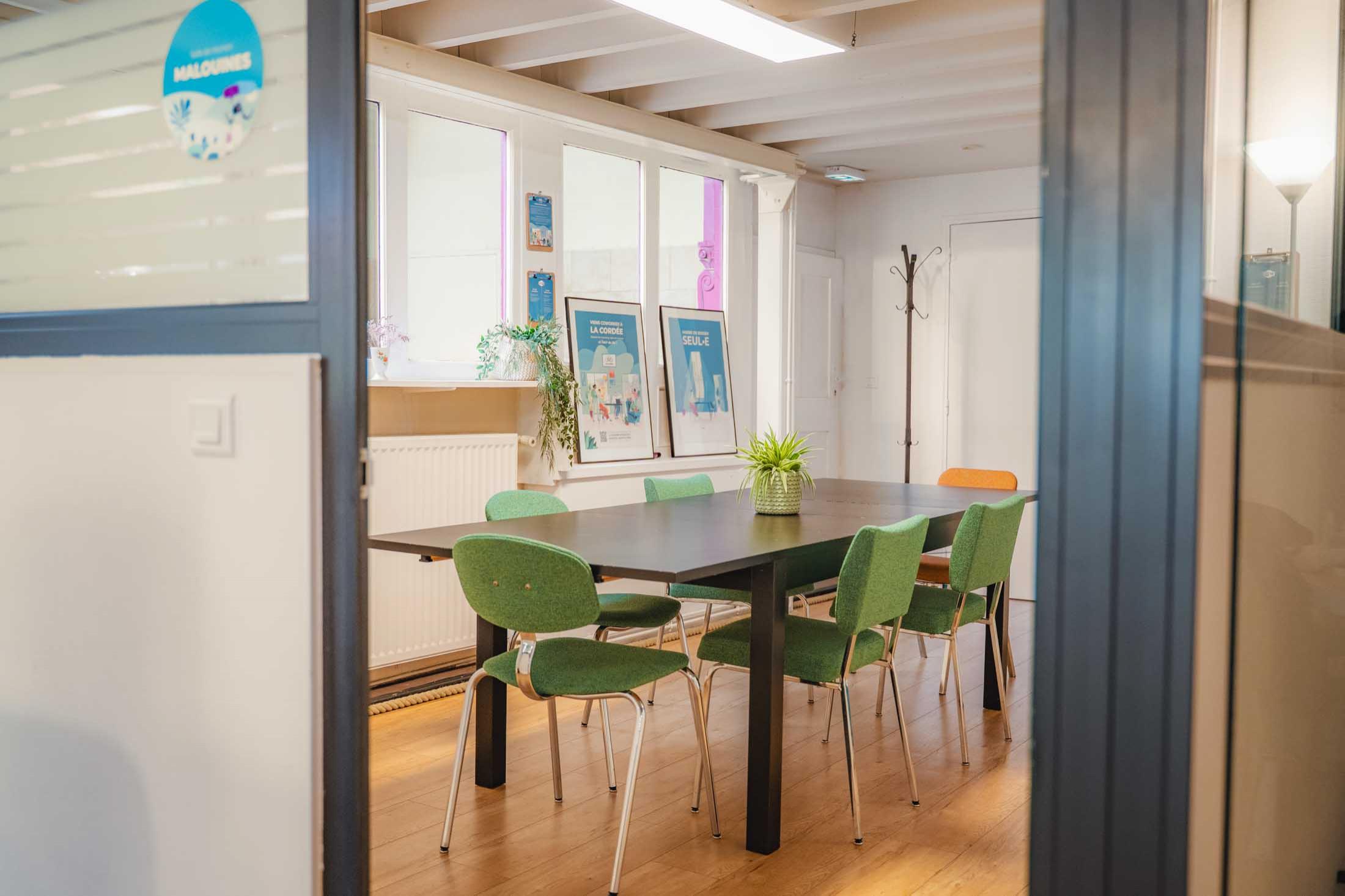 Salle de réunion équipée et lumineuse à Rennes - Bright, fully equipped meeting room in Rennes