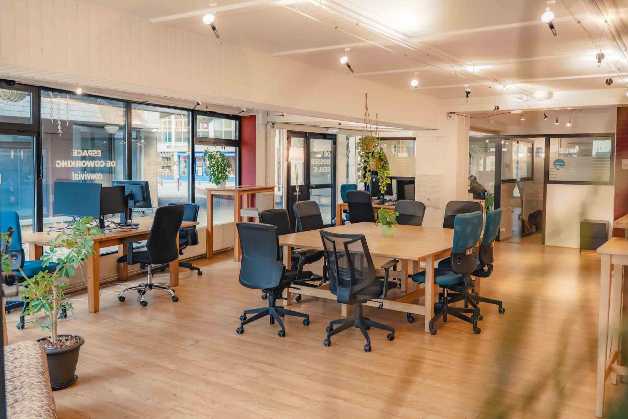 Espace privatisable centre-ville de Rennes rez-de-chaussée tables et chaises modulables - Private event space in downtown Rennes, ground floor with modular tables and chairs