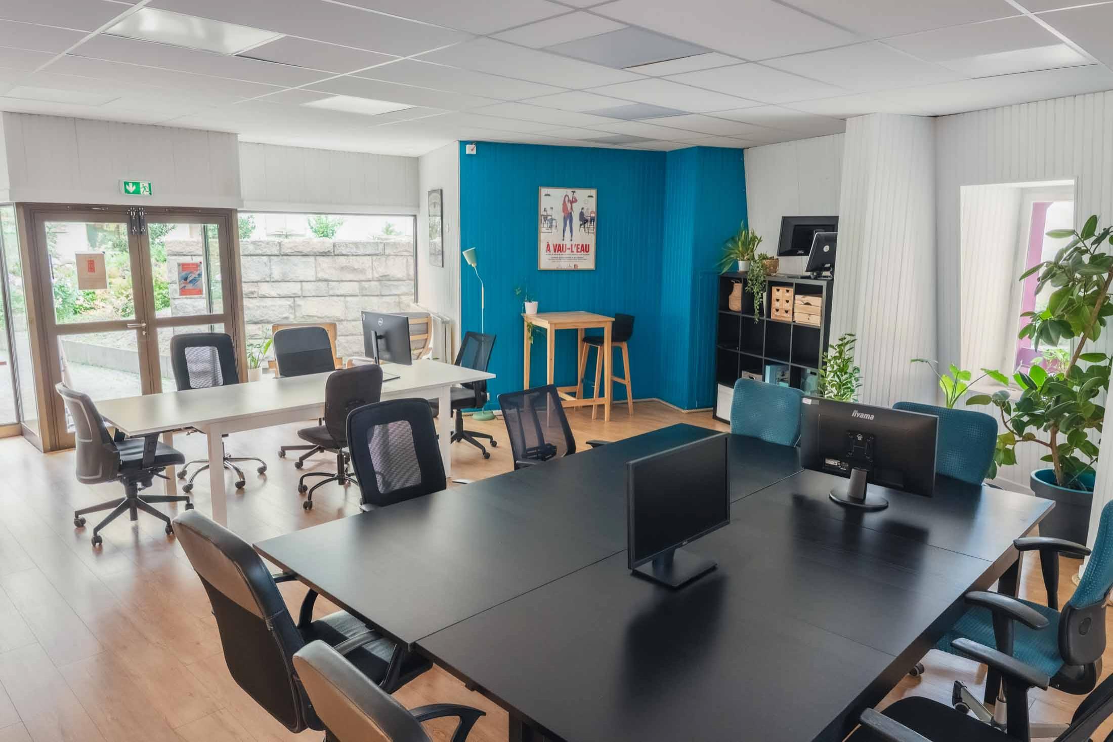 Espace privatisable centre-ville de Rennes étage tables et chaises modulables en configuration réunion - Private event space in downtown Rennes, upstairs, modular tables and chairs set up for a meeting