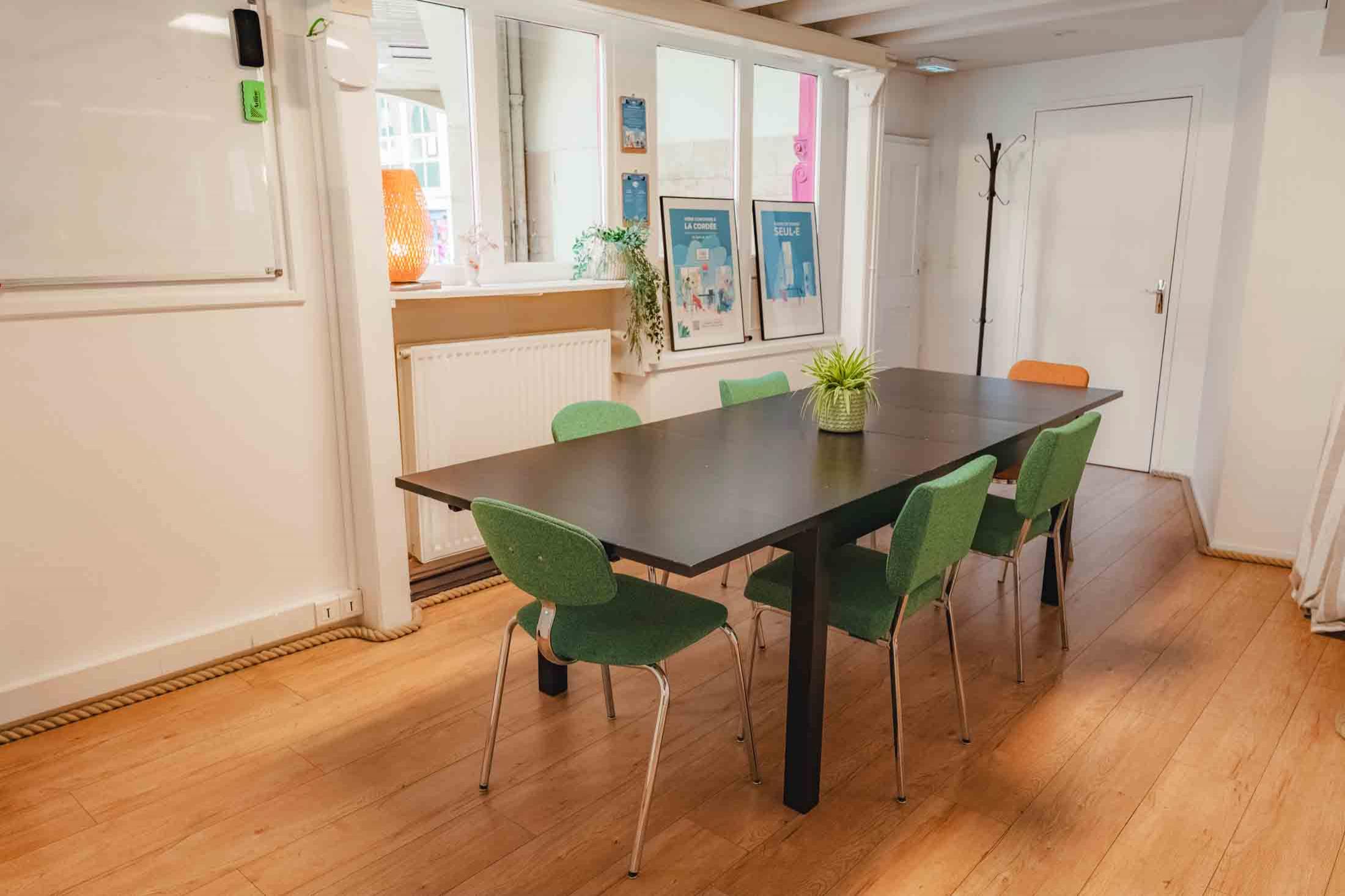 Espace privatisable centre-ville de Rennes dont une salle de réunion 6 personnes incluse - Private event space in downtown Rennes, including a meeting room for 6 people