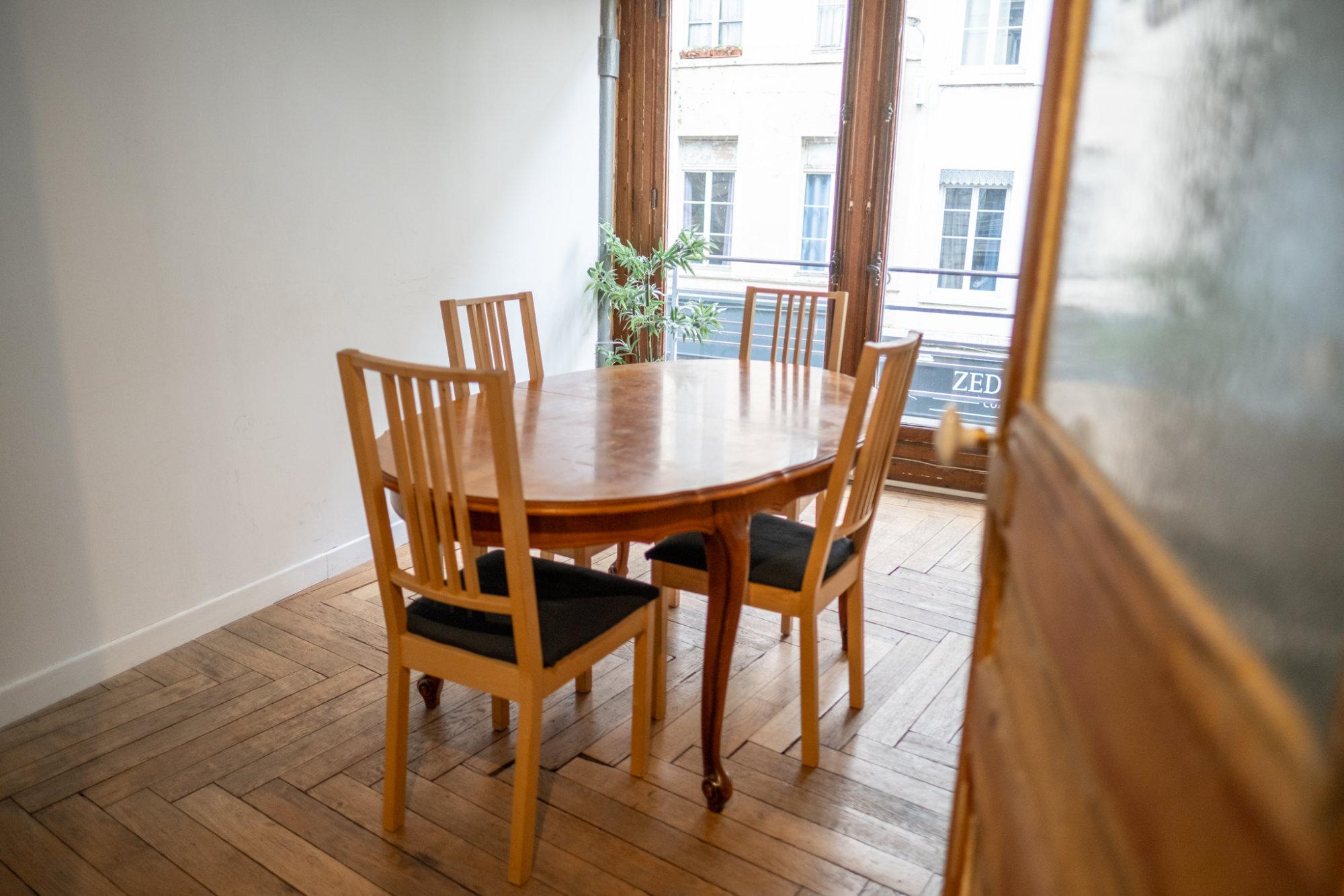 Salle de réunion 4 personnes Lyon quartier Part-Dieu - Meeting room for 4 people, Lyon Part-Dieu neighborhood