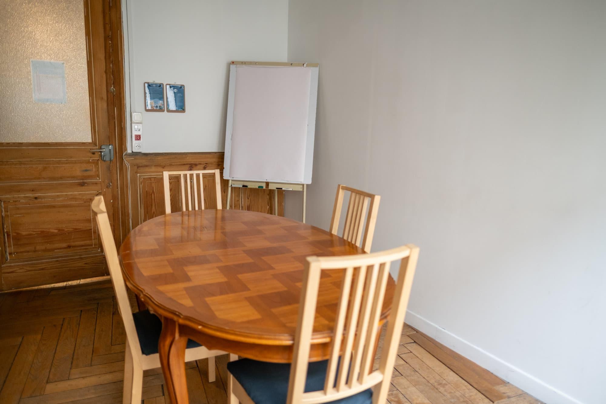 Salle de réunion équipée d'un paperboard à Lyon 3 - Meeting room equipped with a flip chart in Lyon 3