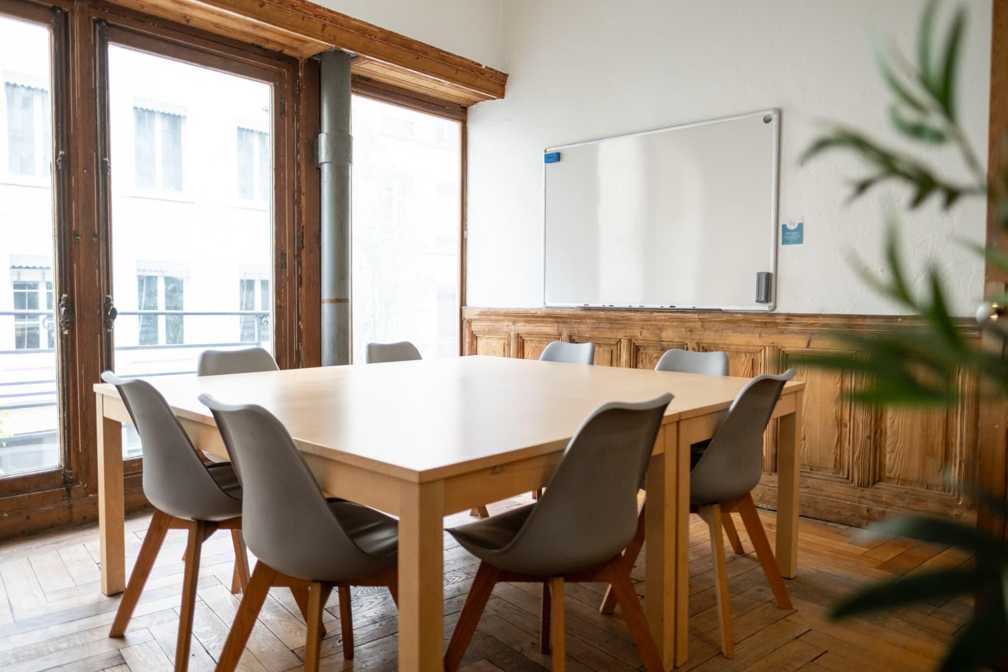 Salle de réunion 8 personnes Lyon quartier Part-Dieu - Meeting room for 8 people, Lyon Part-Dieu neighborhood
