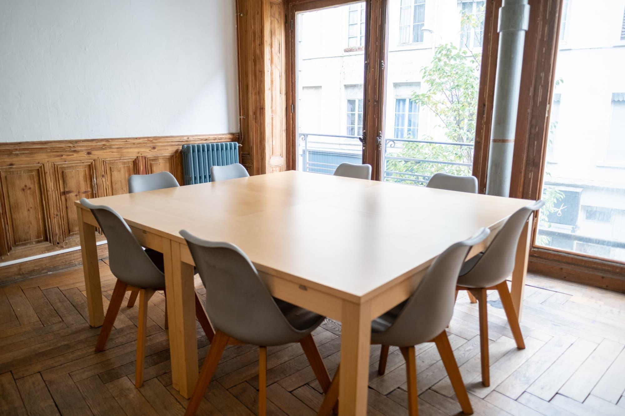 Salle de réunion équipée et lumineuse à Lyon quartier Part-Dieu - Bright, fully equipped meeting room, Lyon Part-Dieu neighborhood