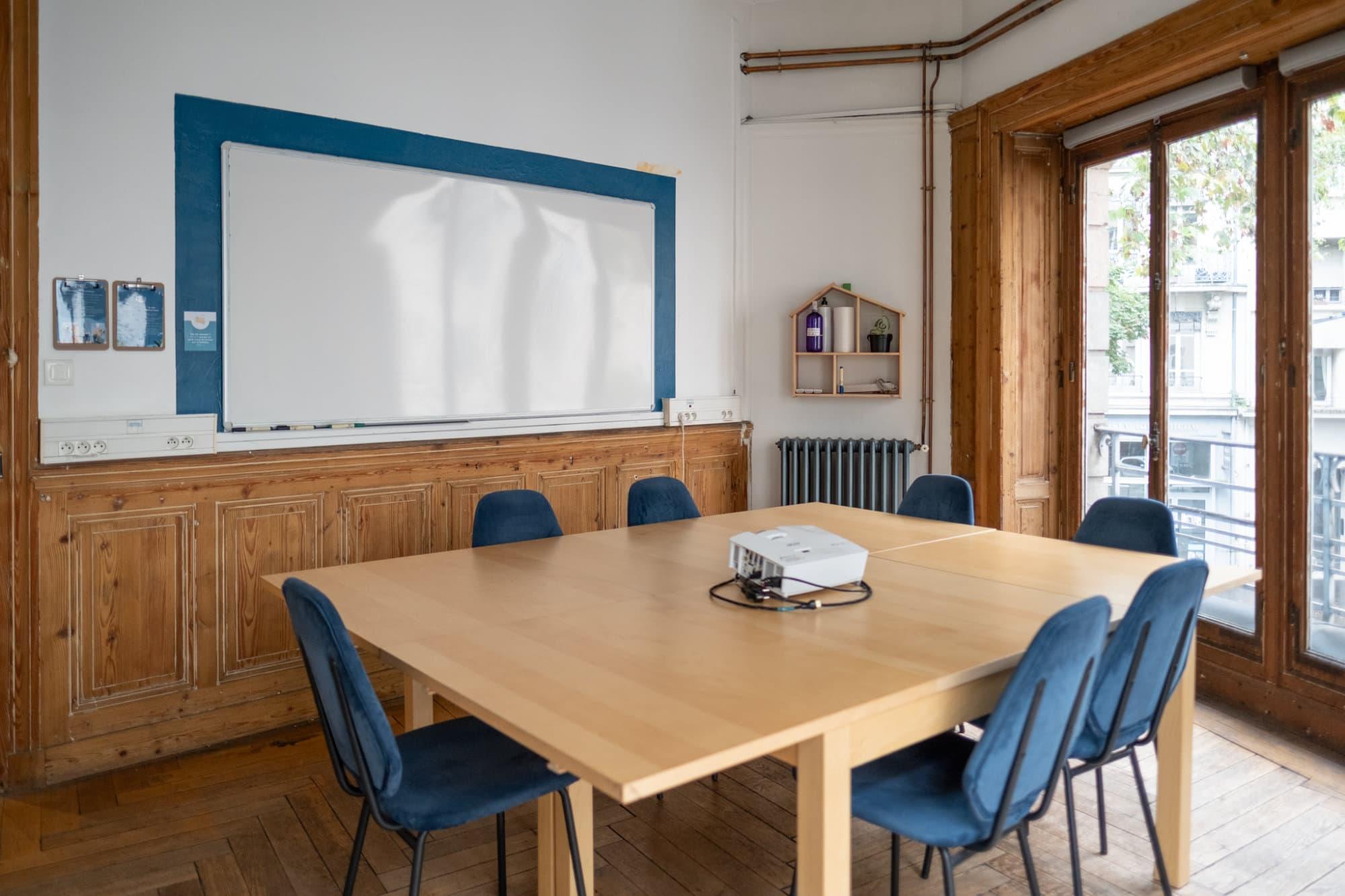 Salle de réunion équipée tableau blanc et lumineuse Lyon 3 - Bright meeting room equipped with a whiteboard, Lyon 3