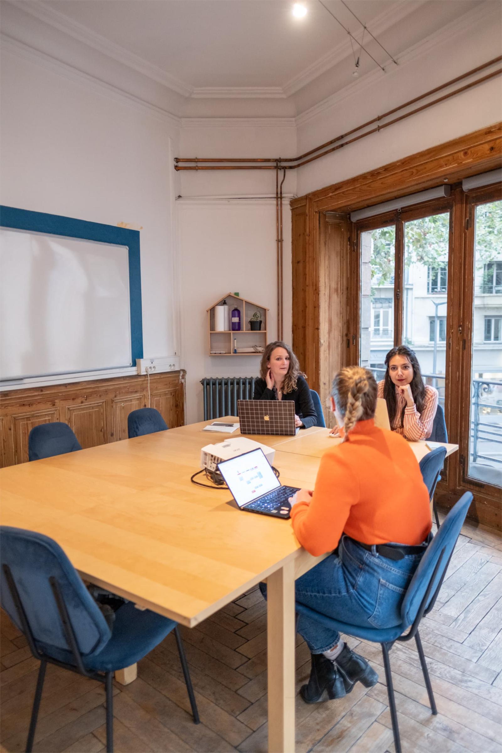 Salle pour assemblée générale équipée tableau blanc, écran TV et paperboard à Lyon 3 - Room for general meetings with a whiteboard, TV screen and flip chart in Lyon 3