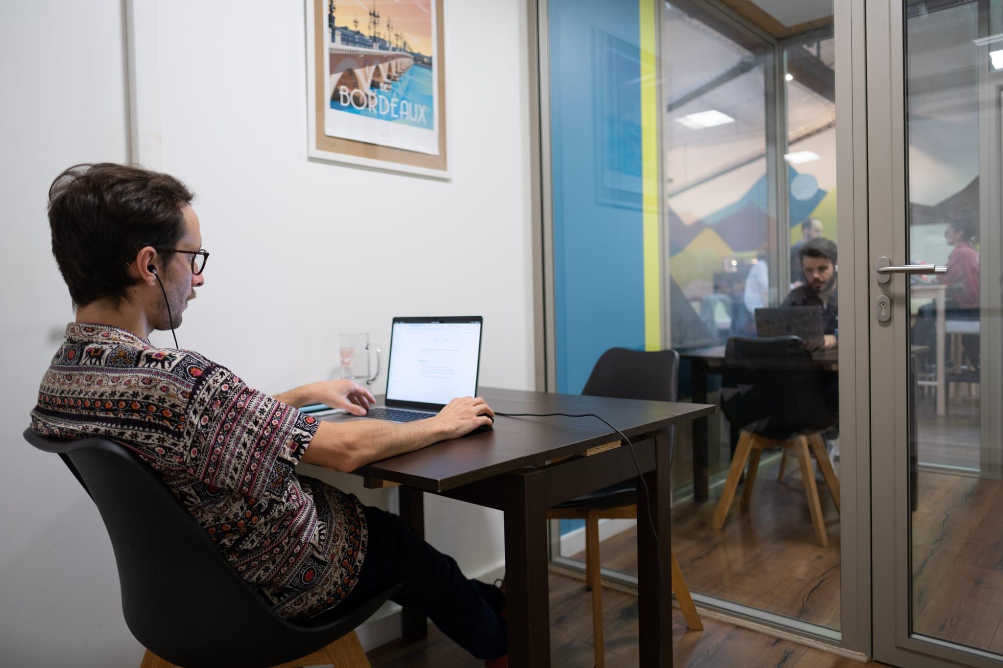 Salle visioconférence privative à Lyon 7 - Private video call room in Lyon 7