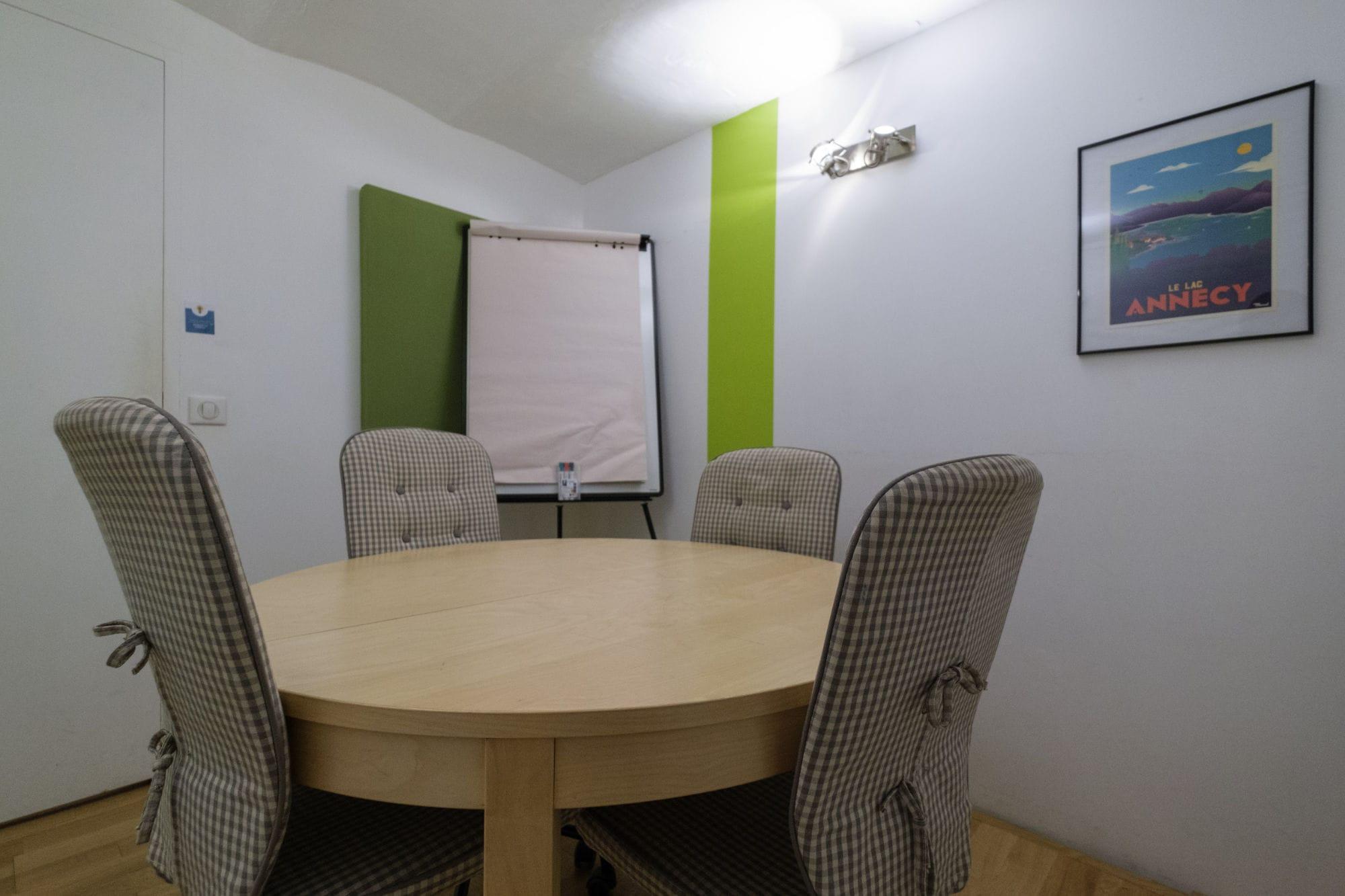Salle de réunion équipée paperboard et vidéoprojecteur à Paris gare de Lyon - Meeting room equipped with a flip chart and projector in Paris, Gare de Lyon