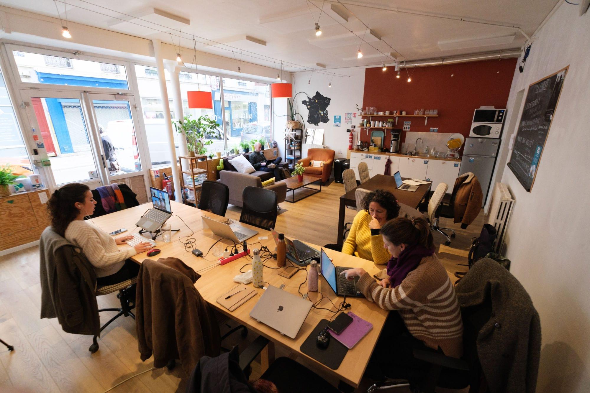 Espace privatisable Paris 12 gare de Lyon vue open space tables et chaises modulables - Private event space, Paris 12 Gare de Lyon, open space with modular tables and chairs