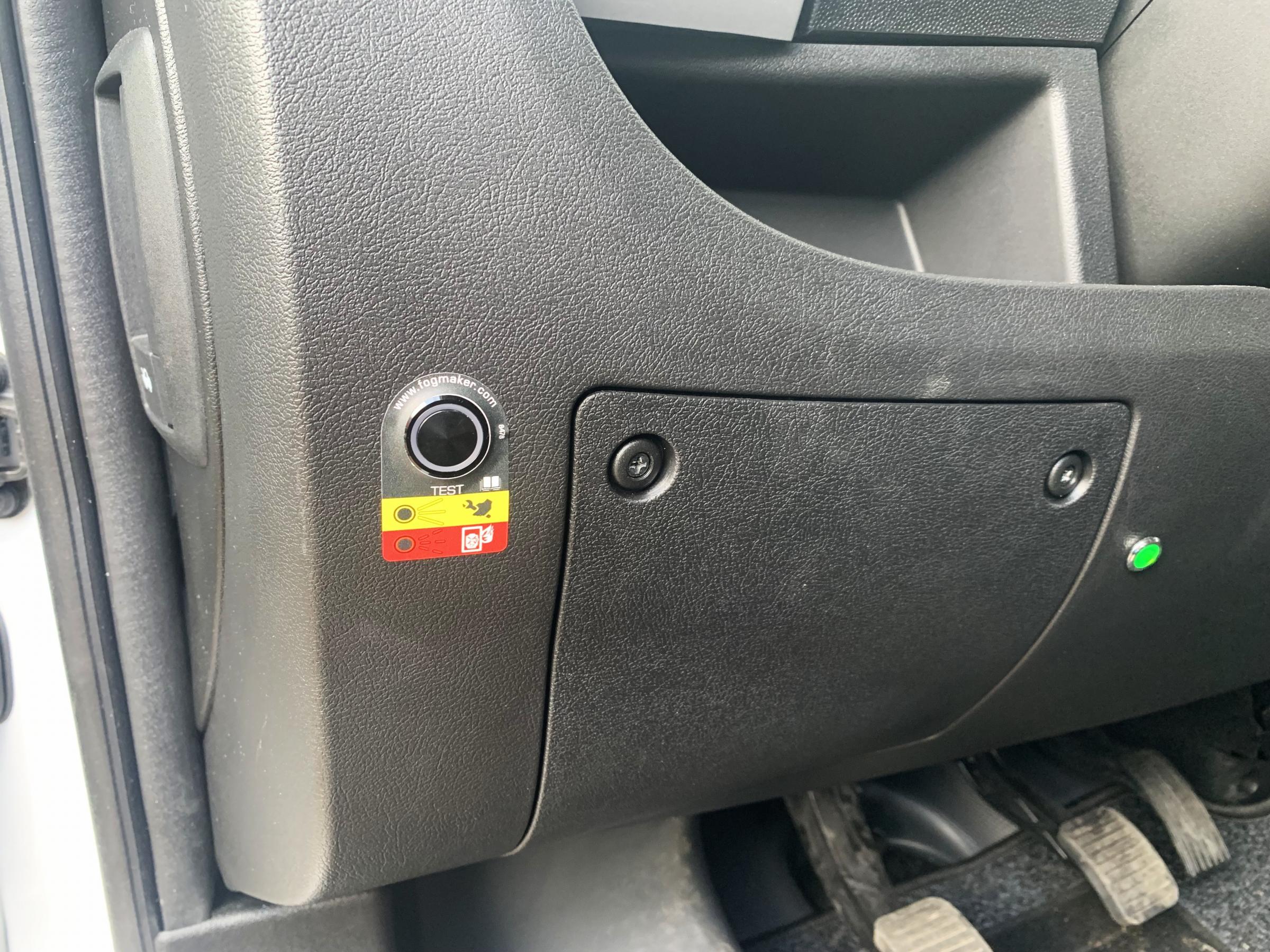 Bilen är utrustad med avancerat brandsläckningssystem. I händelse av en krock släcker systemet branden innan du har hunnit reagera