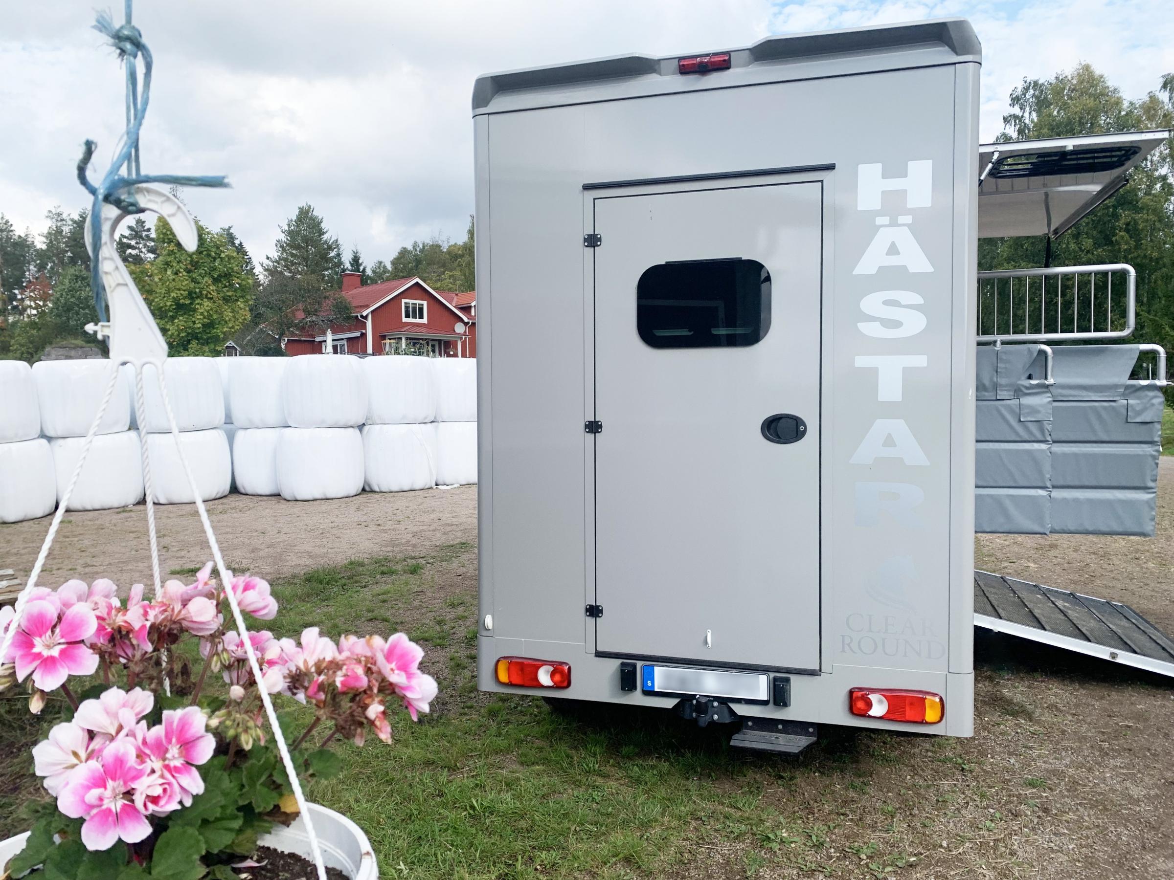 Dragkrok för upp till 2.5 ton (med BE-behörighet), trappsteg för att lättare komma upp i lastutrymmet.