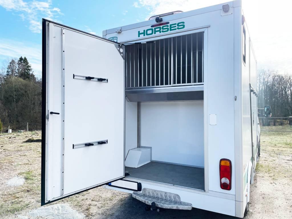 Stort lastutrymme för din personliga packning, hö, sadlar, träns m.m. Gallren är skjutbara så att du enkelt kommer åt hästarna när du stannar och rastar.