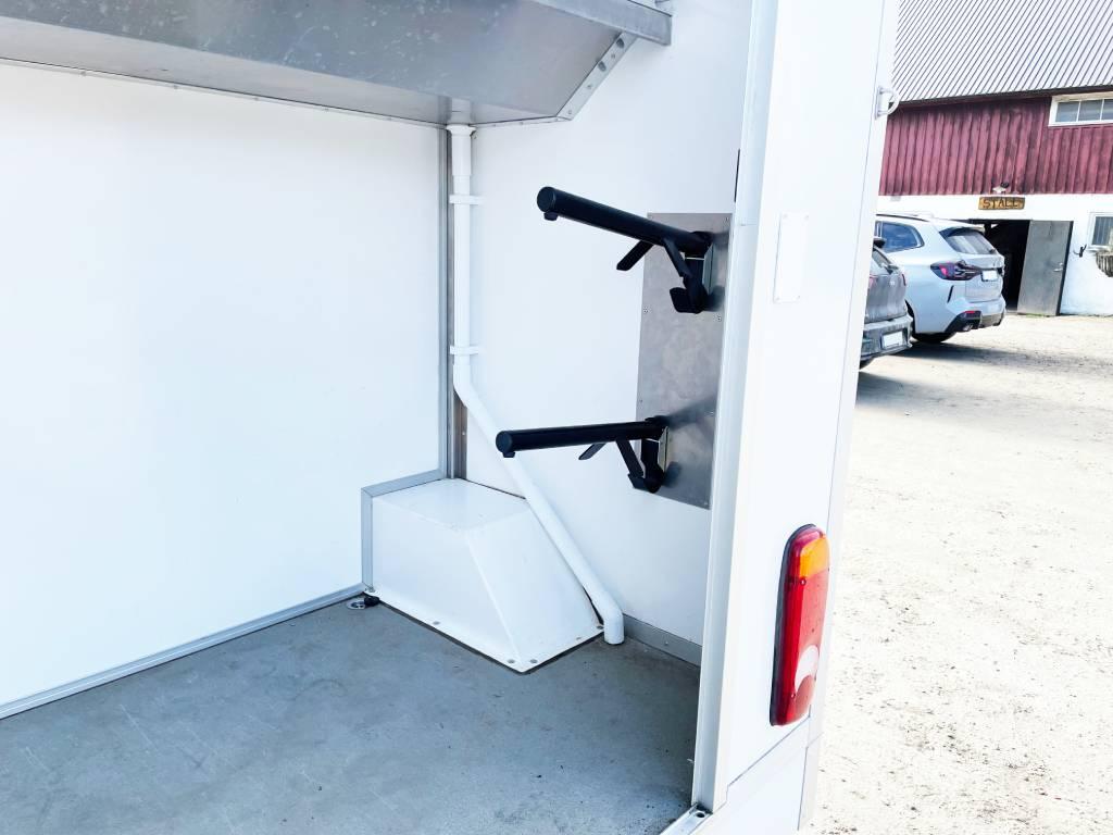 Två sadelhängare får upp sadlarna från golvet. Dessa kan fällas ner om dom inte används.