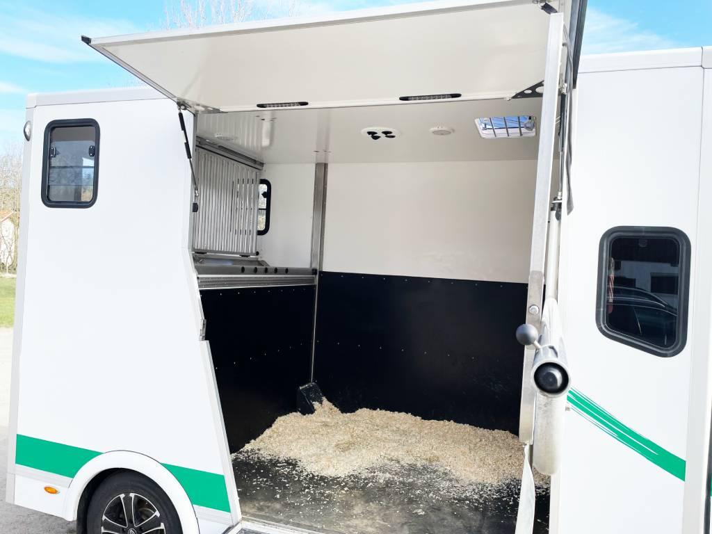 Stort foderbord samt galler framför hästarnas huvuden.