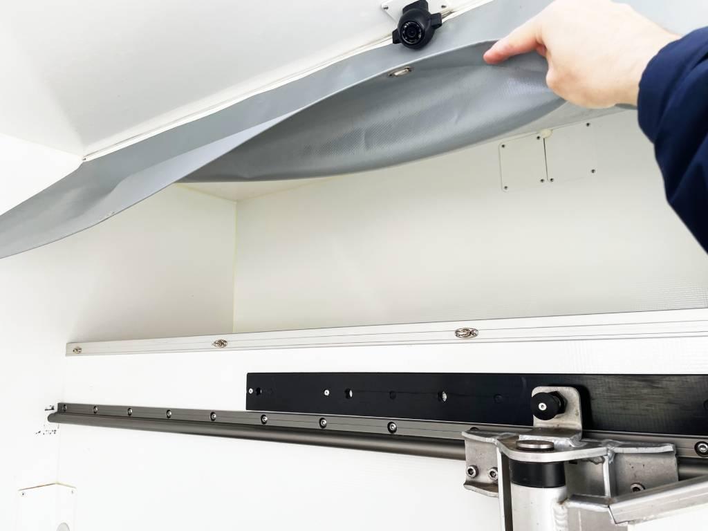 Lastutrymme även ovanför hytten, dvs bakom hästarnas svansar. Kapellknappar gör att inget riskerar att ramla ut på hästarna.