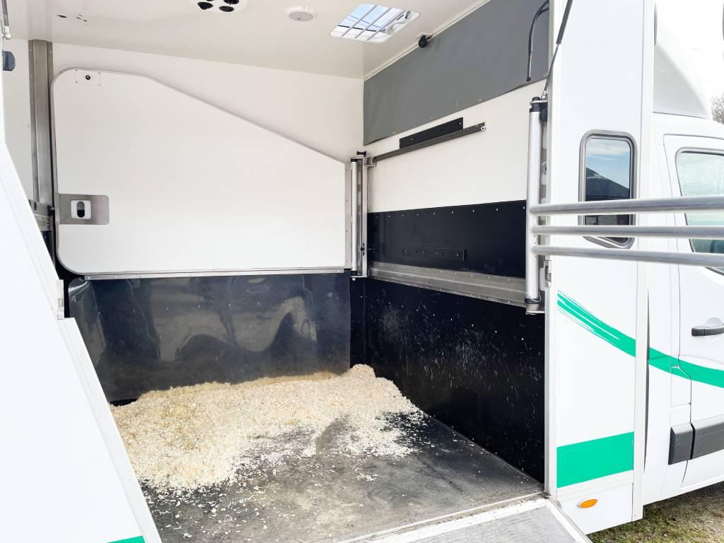 Med ett enkelt handgrepp kan du skjuta mellanväggen åt sidan. Bra om du t.ex. ska transportera sto med föl.