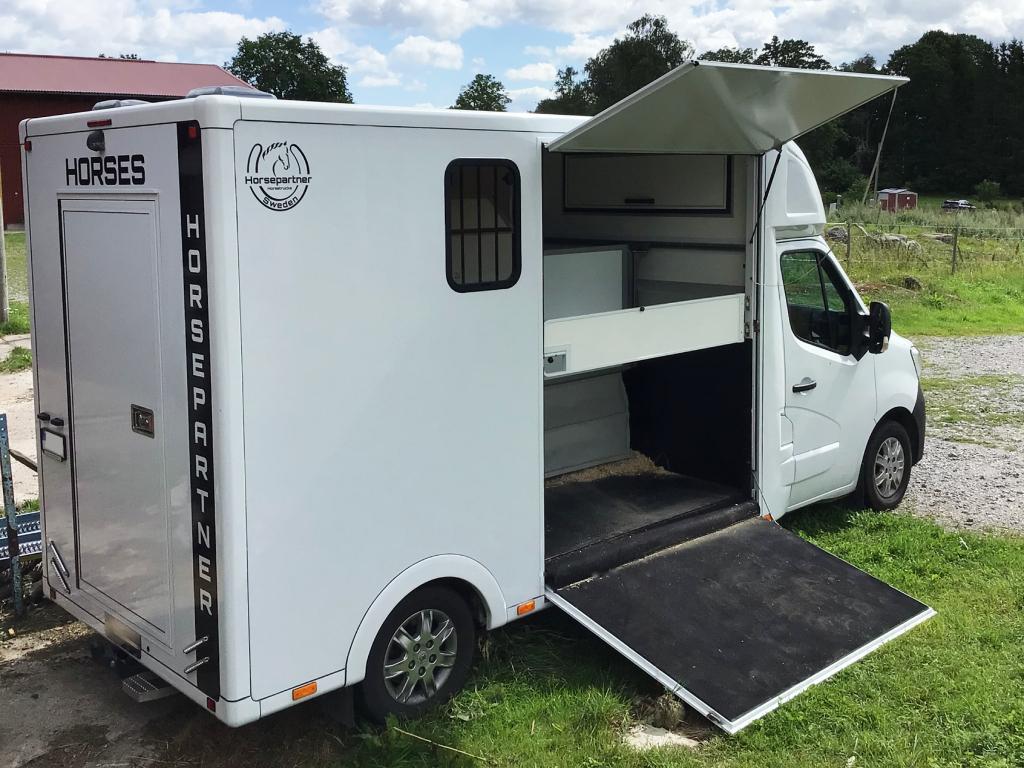 Bilen är godkänd av Länsstyrelsen/Jordbruksverket för transport av häst över åtta timmar.