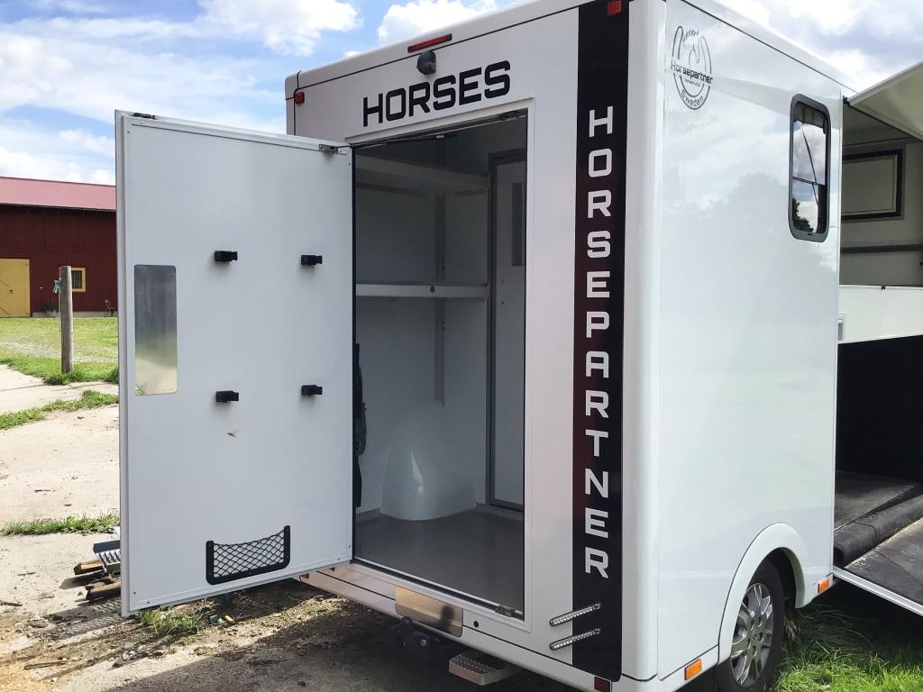 Stort bagageutrymme för sadlar, träns, annan utrustning och hö för många dagar.