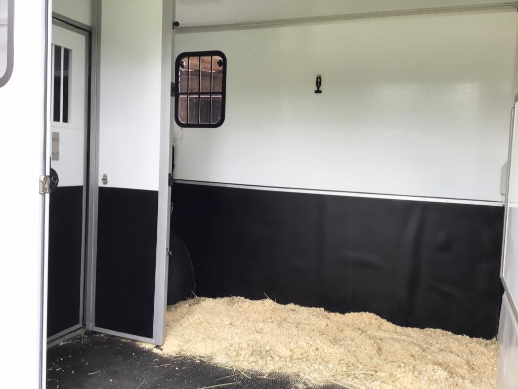 Mellanväggarna kan skjutas åt sidan för hästar som vill åka brett - eller för att göra stor box åt sto med föl.