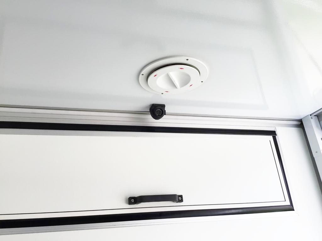 Extra packutrymme ovanför hytten. Kameran gör att du hela tiden har koll på hästen under färden. Elektrisk ventilation som är godkänd av Länsstyrelsen/Jordbruksverket för transport över åtta timmar.