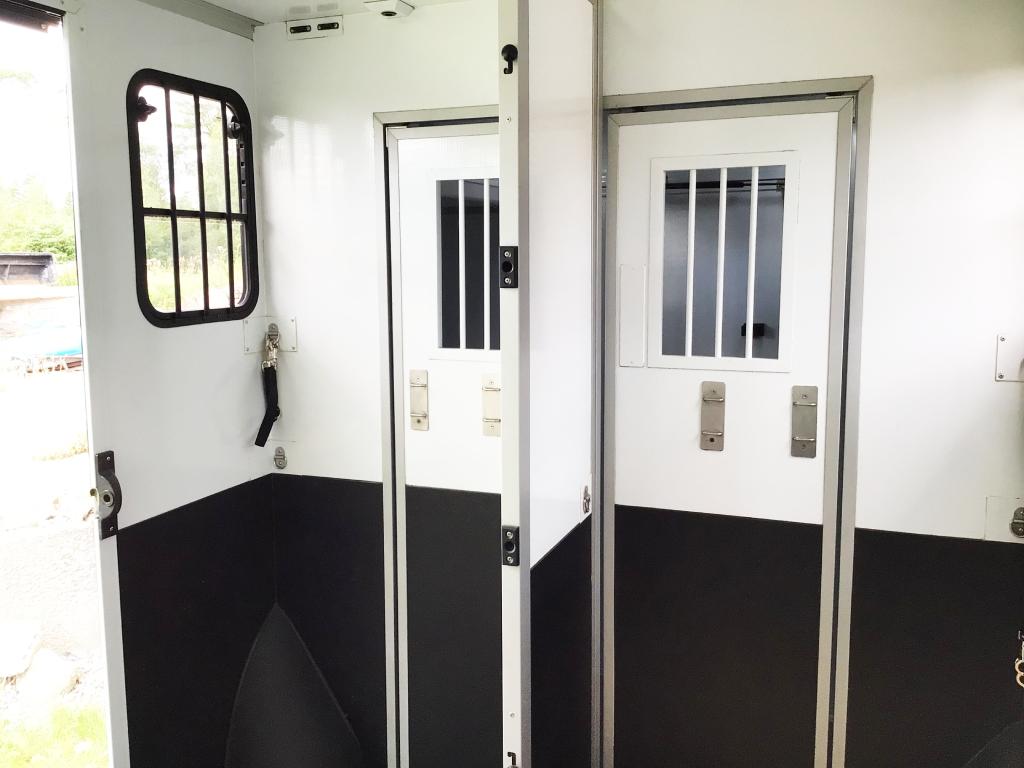 Tack vare portarna når du hästarna enkelt när du pausar - t.ex. för att byta hönät eller ge dom vatten.