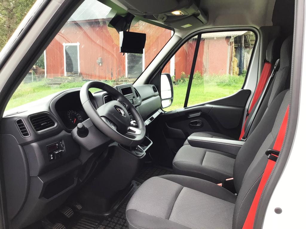 Plats för tre personer, inkl föraren. Här har man koll på hästarna under hela transporten och styr ventilation m.m.