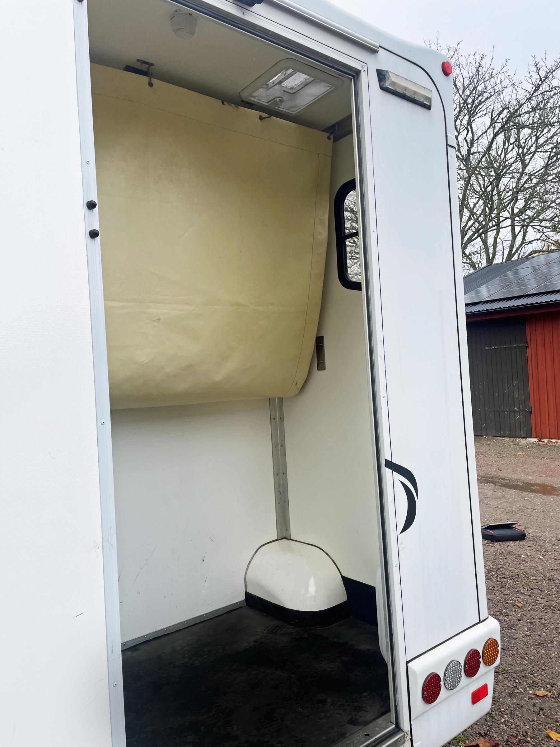 Stort rejält lastutrymme för sadlar, träns och hö för många dagar, får plats där bak.