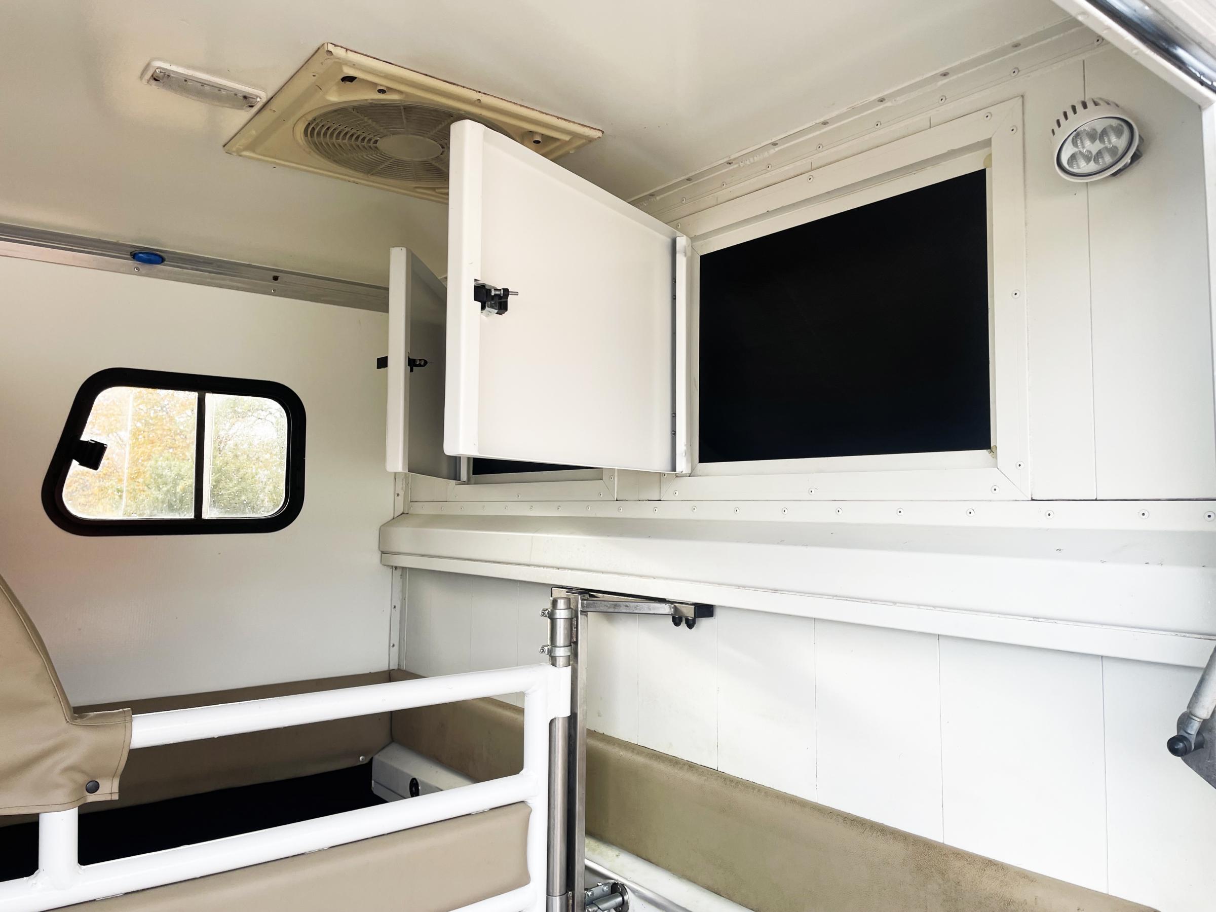 Det finns även lastutrymme ovanför hytten, med luckor som förhindrar att gods ramlar ner på hästarnas rumpor.